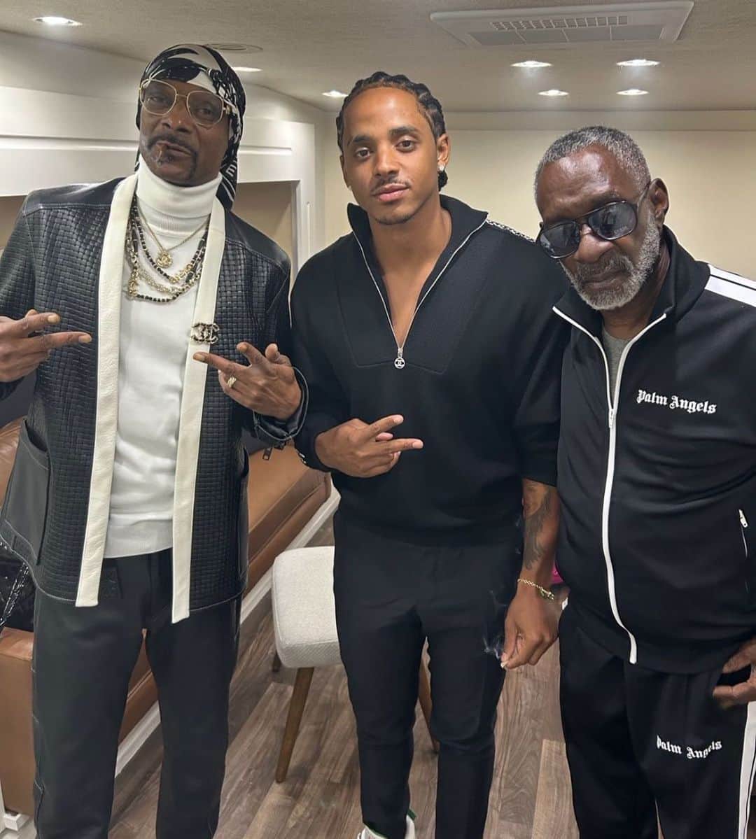 スヌープ・ドッグのインスタグラム：「3 generations of fathers and sons. On national sons day 🐾👍🏿🙏🏽🇺🇸」