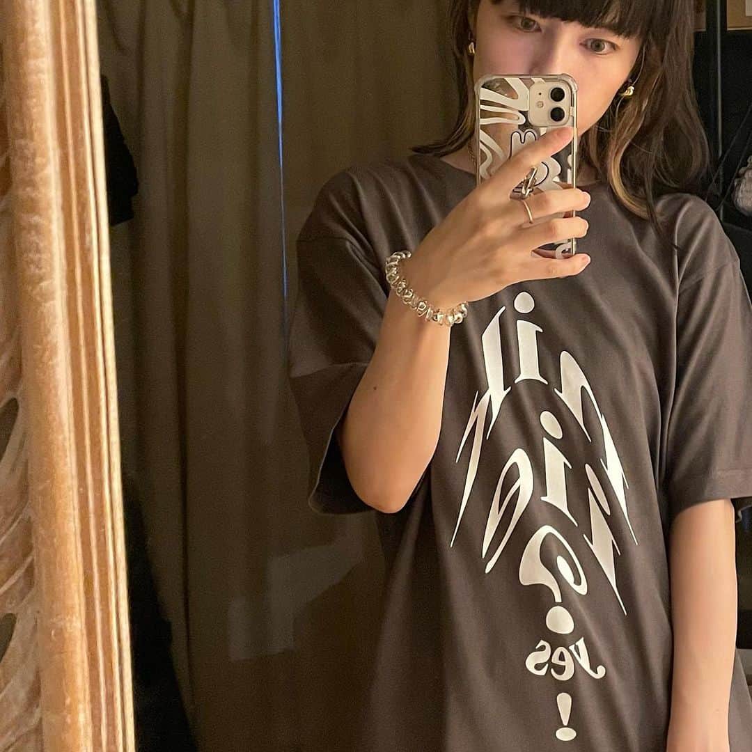 NIKIIEのインスタグラム：「かわいいの届いた🐻🐻🐻  メーカー色表記は"チャコール"なのだけどライティングで変わるグレージュです　我が家はライトがオレンジだからブラウン寄りに見えるね🎨 秋メイクにぴったり(ベーシックブラウンのアイシャドウパレット欲しくなったとかいいつつブルーも気になってる最近)、ベージュのテーパードパンツとかにローファー合わせてもかわいいし、伊達メガネとかしてもよさそう💯アーガイル柄とかプリーツスカートにも合いそう🐻 とにかくかわいい良い色 届いてよかった〜！(ほっ)(写真はL着てます) 本日より前倒しで発送開始します、お待たせしました🐻💨  #nikiiegoods」