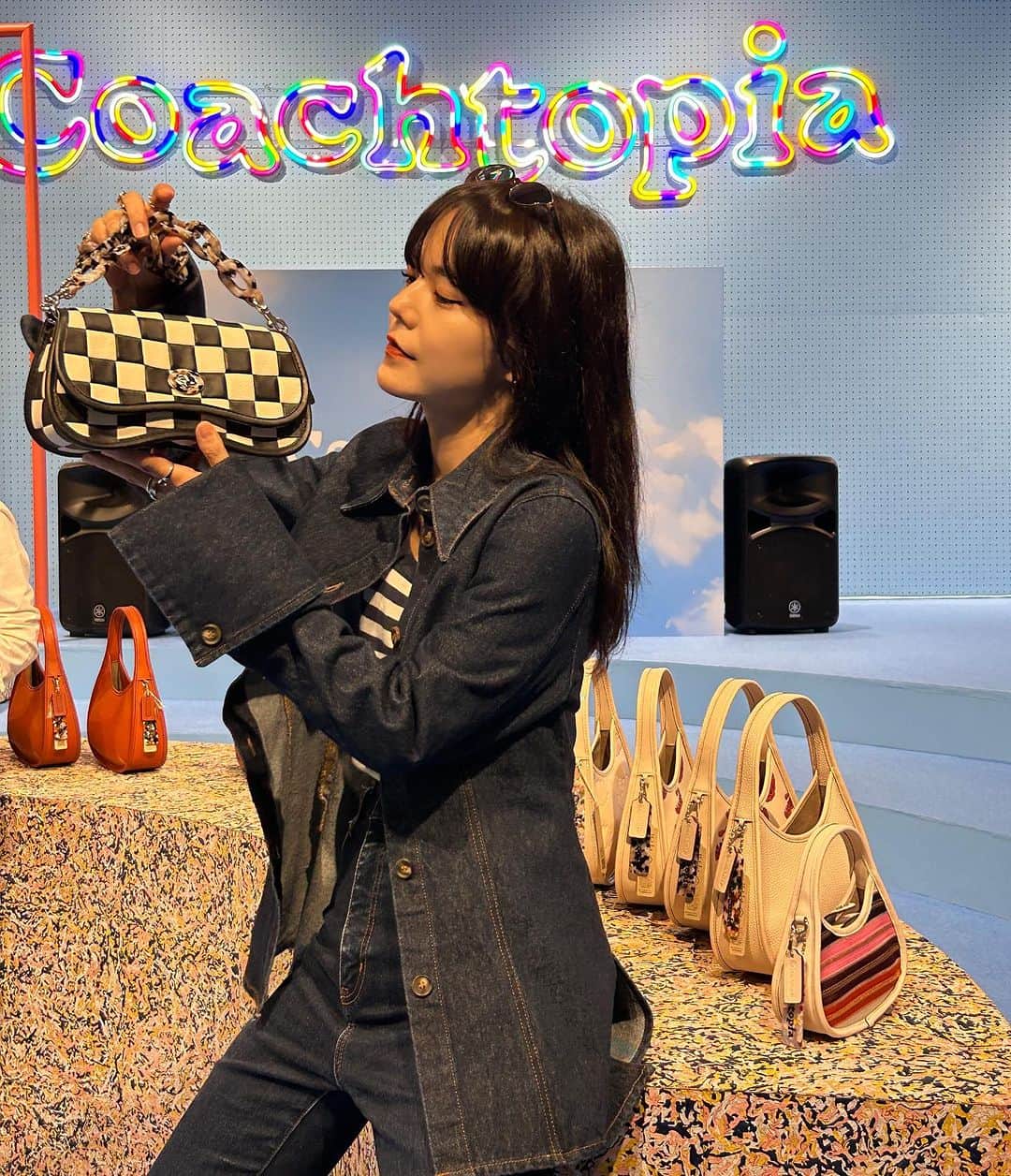 のインスタグラム：「原宿でcoachのサブブランドの 🎉コーチトピア🎊 @coachtopia のPOPUPが 上陸したーーー‼️🌼💕  ちょーかわいい‼️ どタイプ‼️  しかもcoachで廃棄予定だった レザーやプラスチックなどあらゆるものを 再利用して作られた♻️ 素晴らしい循環型なの🧚✨🌏  3枚目のバックとかオシャレな柄〜って思ったら レザーのはぎれを圧縮して出来上がったもの🫨✨  かわいいし素晴らしいし なんか感動しちゃった‼️😂  10月22日まで開催されてるよ🌼  #Coachtopia #コーチトピア @coachtopia」