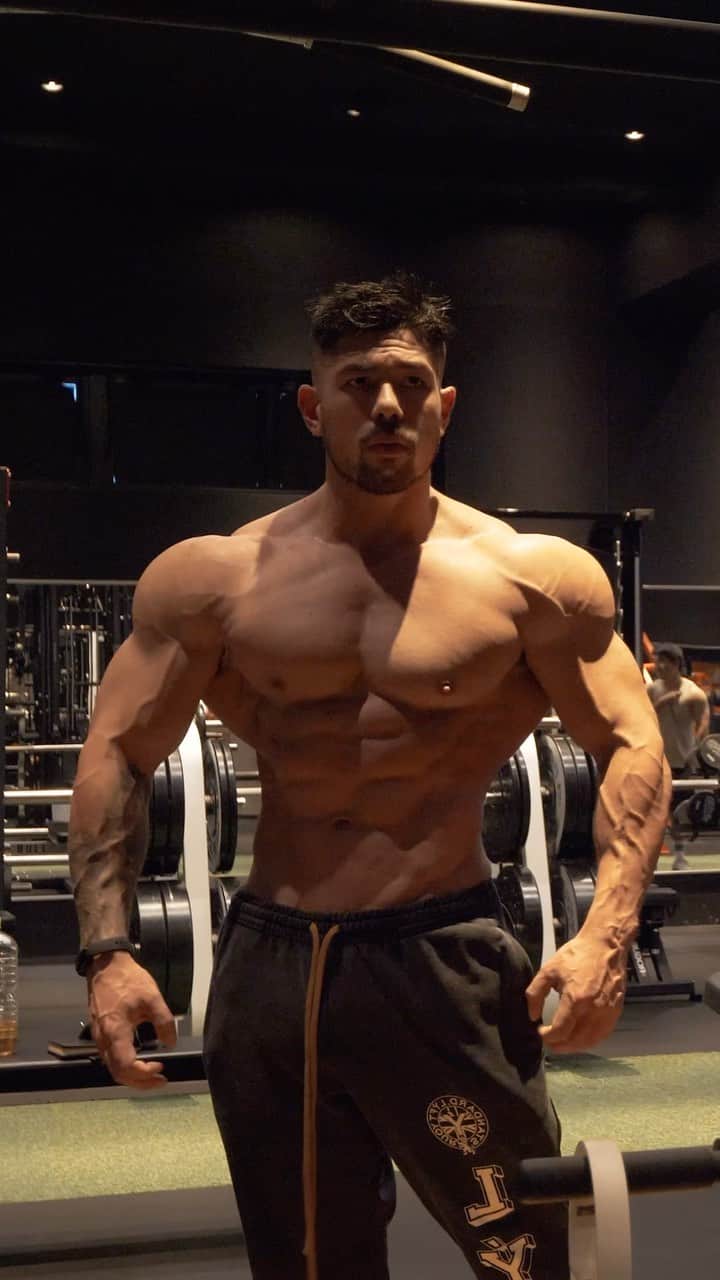Kanekin Fitnessのインスタグラム：「4 weeks into the bulk. Getting stronger week by week.  Staying disciplined…but very happy that @_cutz_ gave the green light for a cheat meal again for Sunday🍕😂 増量開始から4週間経ちました。」