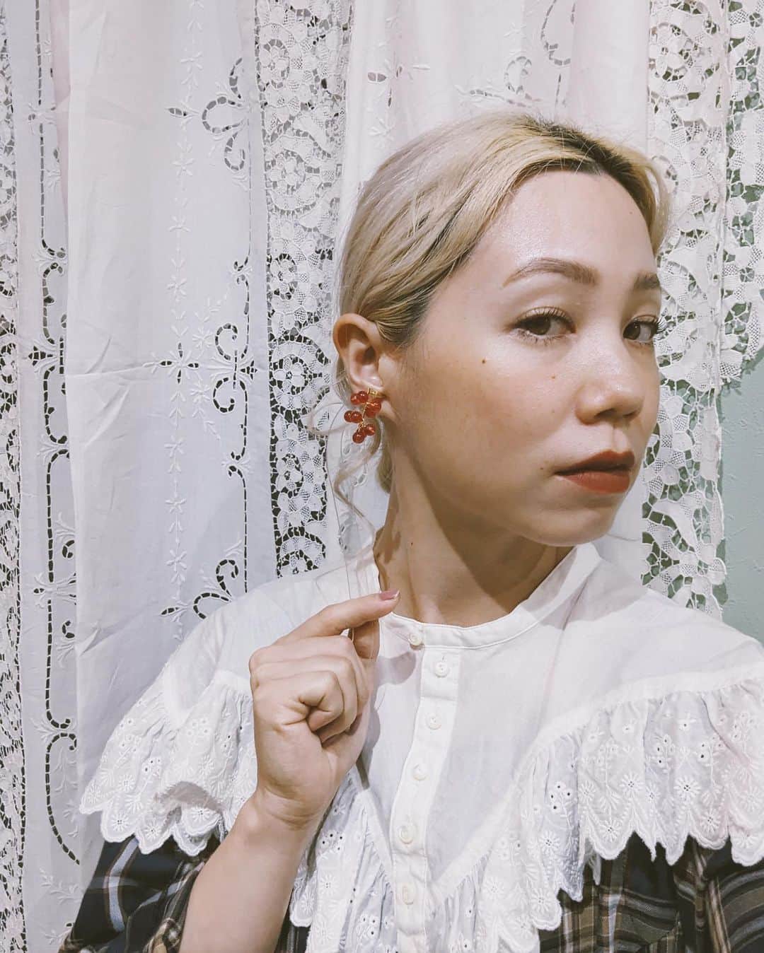 佐々木茜のインスタグラム：「. . @3_to_8_apartment_store に @moillisakoishigami を見に行きました💍 @moto_com_po に占っていただいて私は金と黄🟡→赤🔴→黒⚫️の色が相性いいそうなので 金と赤の入っているつぶつぶピアスをオーダーしました、このシリーズお気に入りで4色目！ 黒も悩んで悩んで⚫️ 占いからのお買い物体験って楽しすぎて危険⚠️  中秋の名月🌕きれいですね〜🌾🌕」