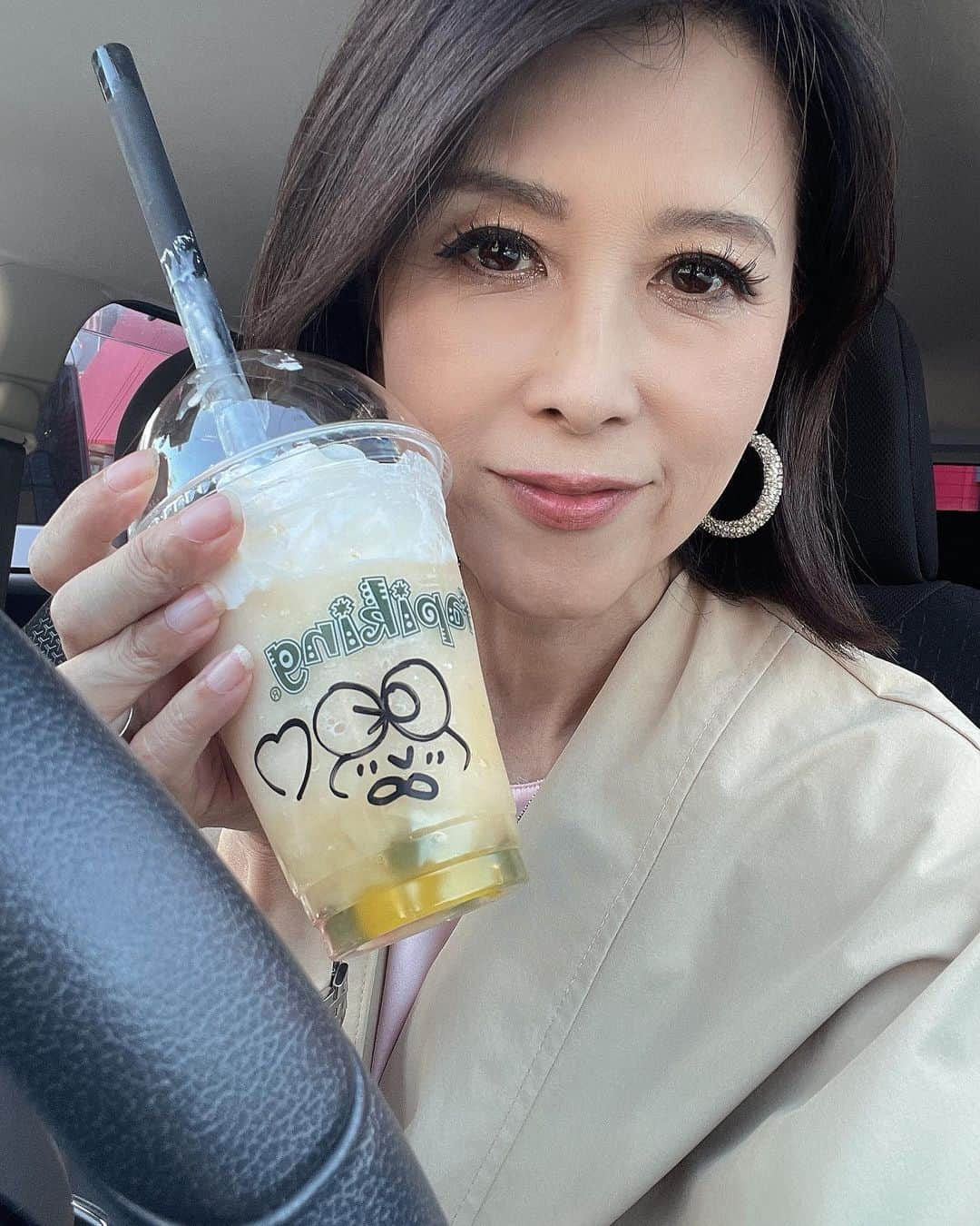 Naoko（なおこ）のインスタグラム：「🥤 🥤 🥤 疲れた脳に 糖分ぶち込み💕  美味しさには 色々な五感が プラスの 彩りを加えてくれる  見た目、 匂い、 雰囲気、 などなど  @tapiking_official  #タピキング さんは スタッフさんの 感じもおいしさを アップさせてくれる😊  いつも対応も 感じが良くて happyにさせてくれる😌  いつも ありがとうございます😊  満月の🌕 タピキングも オツなものだよ  #熊本グルメ   #筋トレ女子 #フィットネス女子#フィットネス#Fitness#筋トレ女子と繋がりたい #筋トレ好き#筋トレ好きと繋がりたい#減量 #くびれ#美ボディ #アラフィフ#アラフィフコーデ#ボディメイク #50代#健康 #熊本 #kumamoto」