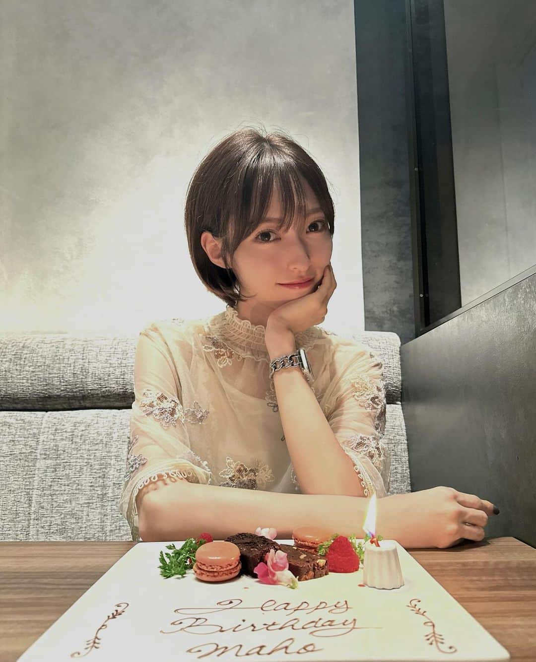 山口真帆さんのインスタグラム写真 - (山口真帆Instagram)「20代後半になると誕生日を迎えることに心が重くなります。 その自分の心とは裏腹に たくさんの「おめでとう」をいただきました。 「おめでとう」と祝われているうちに心の重さが軽くなって、 年を取るという何かを奪われていく虚しさではなく、 年を重ねたという今までの積み重ねの証明のように感じました。  年齢は今まで自分が頑張って生きてきた積み重ねの数字だと思って、28歳も色んな経験や学びを積み重ねていきたいです。  今年も事務所にお誕生日おめでとうのファンレターとプレゼントが届きました。 ファンレターを読んでいたら、誕生日が嬉しくてしょうがなかった幼少期のような気持ちで心がいっぱいになりました。 ありがとうございます。 大人になってもこうして祝ってくれる人がいるなんて、 私は幸せだなぁとつくづく思います。 実際は「なんでこんな優しいの！？」「親でもそんなこと言ってくれないよ？」「去年も祝ってくれた！私にも祝わせてよ！」「どう生きたらこんな嬉しいこと言える人に育つの！」と叫びながら感動しています。 本当にありがとう。 ファンクラブのブログにも載せるのでお楽しみに。」9月29日 20時37分 - yamaguchimaho_official