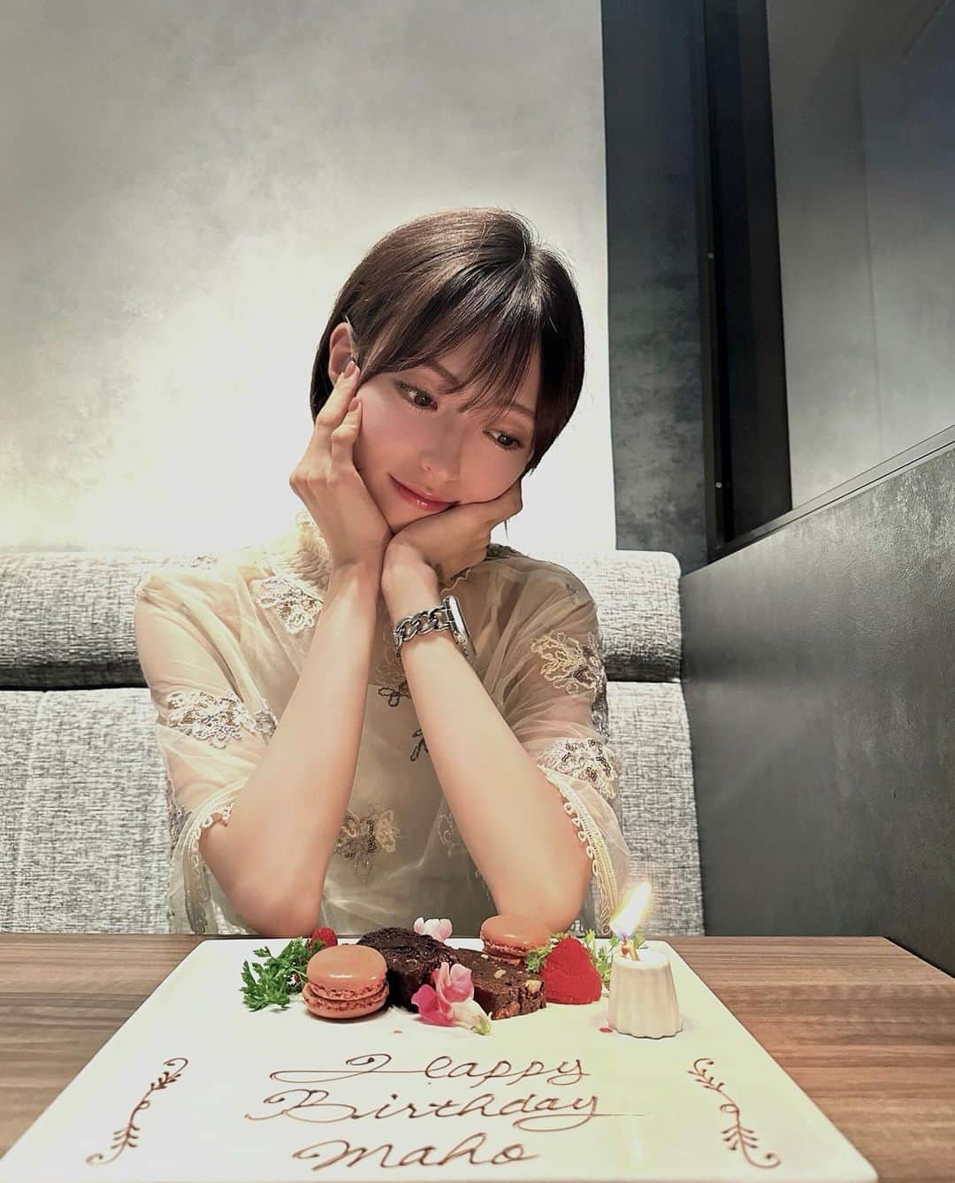 山口真帆さんのインスタグラム写真 - (山口真帆Instagram)「20代後半になると誕生日を迎えることに心が重くなります。 その自分の心とは裏腹に たくさんの「おめでとう」をいただきました。 「おめでとう」と祝われているうちに心の重さが軽くなって、 年を取るという何かを奪われていく虚しさではなく、 年を重ねたという今までの積み重ねの証明のように感じました。  年齢は今まで自分が頑張って生きてきた積み重ねの数字だと思って、28歳も色んな経験や学びを積み重ねていきたいです。  今年も事務所にお誕生日おめでとうのファンレターとプレゼントが届きました。 ファンレターを読んでいたら、誕生日が嬉しくてしょうがなかった幼少期のような気持ちで心がいっぱいになりました。 ありがとうございます。 大人になってもこうして祝ってくれる人がいるなんて、 私は幸せだなぁとつくづく思います。 実際は「なんでこんな優しいの！？」「親でもそんなこと言ってくれないよ？」「去年も祝ってくれた！私にも祝わせてよ！」「どう生きたらこんな嬉しいこと言える人に育つの！」と叫びながら感動しています。 本当にありがとう。 ファンクラブのブログにも載せるのでお楽しみに。」9月29日 20時37分 - yamaguchimaho_official
