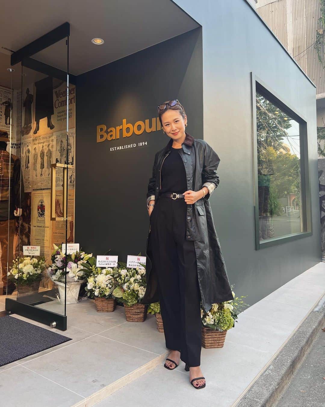 のインスタグラム：「. . . @barbour @barbourjapan  . . 本日代官山にオープンした @barbour 初の路面店にお邪魔してきました🇬🇧  ブランドのルーツである英国カントリーをイメージした店内には、定番のワックスドジャケットや、リワックスが体験出来るスペースがありました！  さらに着なくなったジャケットをリメイクした、世界で40着限定のジャケットの貴重なアイテム展示も✨  ウィメンズもかなり豊富で色々と試着しましたが、やはりブランドのアイコンであるワックスドジャケットがとても素敵だったので着させていただきました☺️  ペット用品もあったしまた改めてゆっくり伺いたいと思っています😊🐶✨ . . #Barbour #バブアー #バブアー代官山」