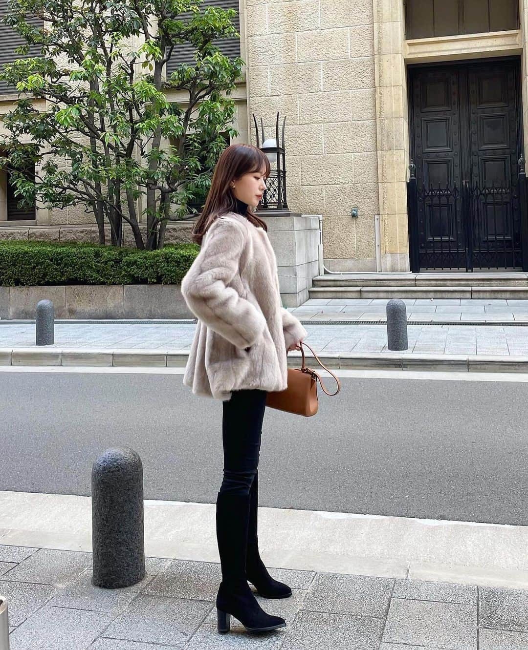 ハンナミのインスタグラム：「今年も.. !!🤍 昨年大人気だったバックギャザーファーコートの 再受注が決まりました🧥✨  ☑︎受注期間は 本日〜10.1(日)23:59まで ! ぜひこの機会にcheckしてみてくださいね ❄️」