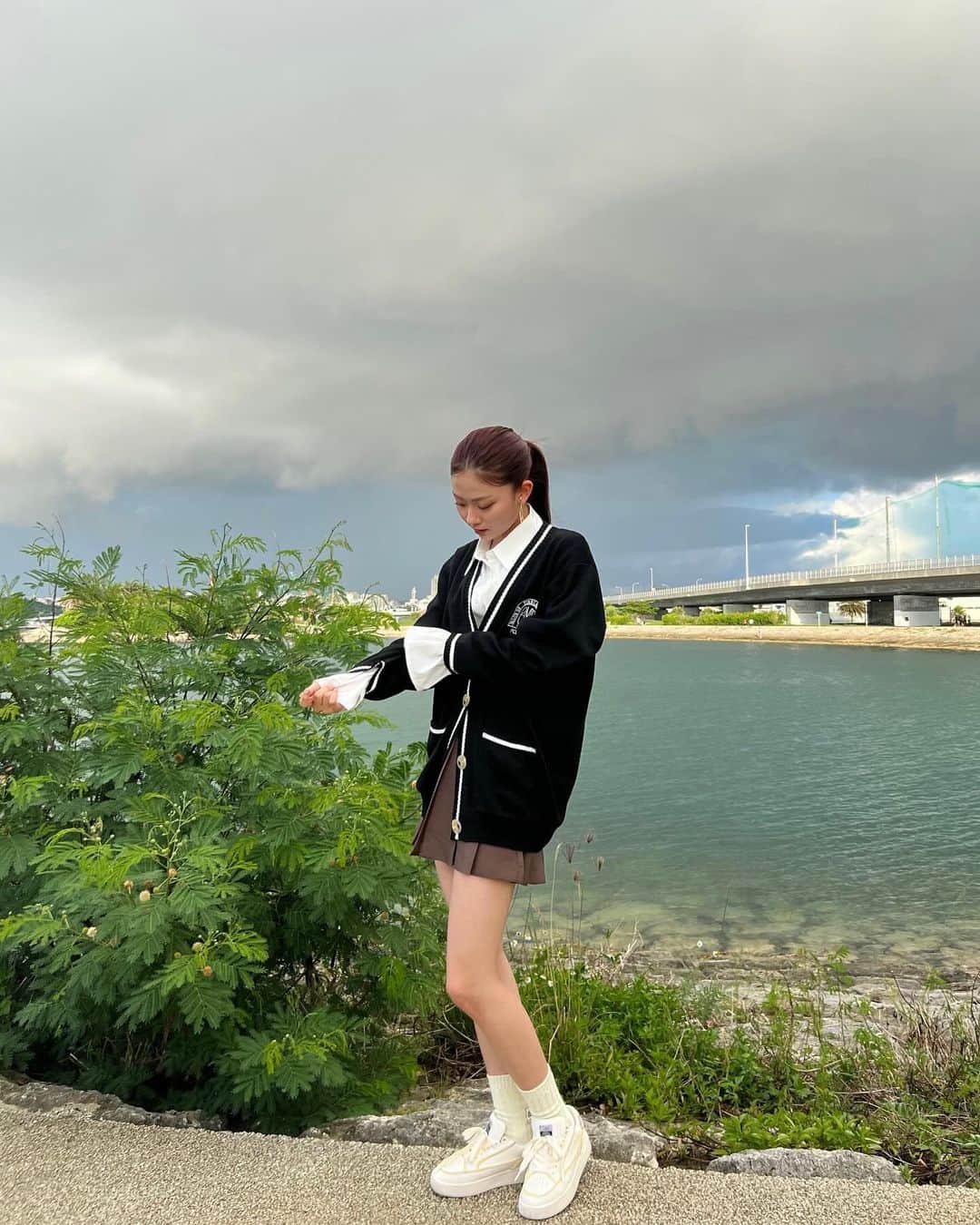 水戸由菜のインスタグラム：「・ okinawa collection 🌴  私服で歩かせて頂きました➰ どうだったかな𖤐  shirt: @emoda_official  cardigan: @emoda_official  skirt: @grl_official  shoes＆pierce: @diesel」