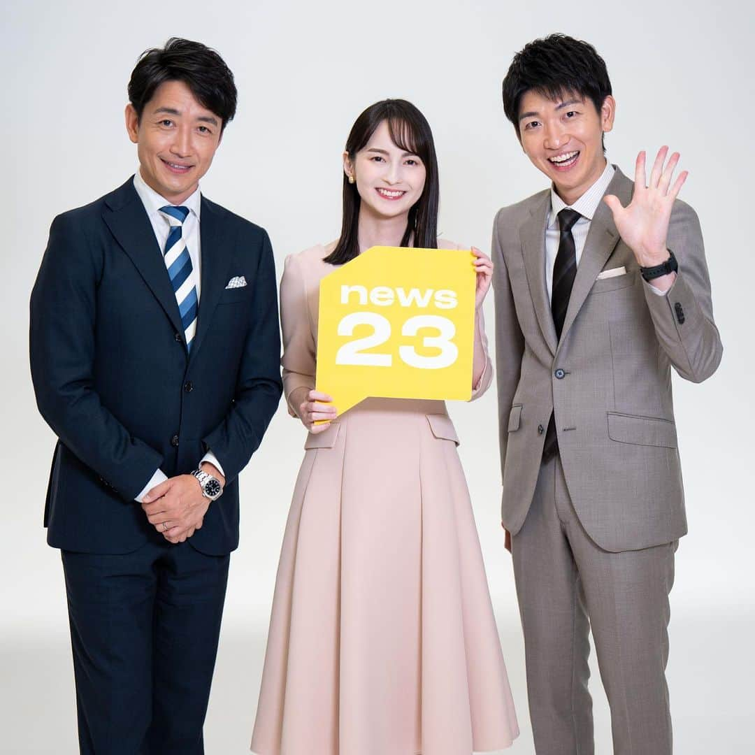 TBSアナウンサー公式のインスタグラム：「こんにちは！喜入友浩です！  今週「news23」がリニューアルしました！ ポスター撮影のときの写真です📷  藤森祥平アナウンサーがNYから帰国し、 月〜木曜日のキャスターを務めます！  山本恵里伽アナウンサーと私は金曜日を担当します！  黄色いロゴに新しく変わり🟡 内容も大きく変わりました！  今夜29日(金)は「AIと私たちの仕事」について 山本恵里伽アナウンサーと考えます。 スポーツ実況ができるAIも登場します！  ぜひ1日の終わりにご覧いただければと思います👐  よろしくお願いします！  #tbs #アナグラム  #藤森祥平 #山本恵里伽 #喜入友浩 #アナウンサー #news23 #リニューアル」