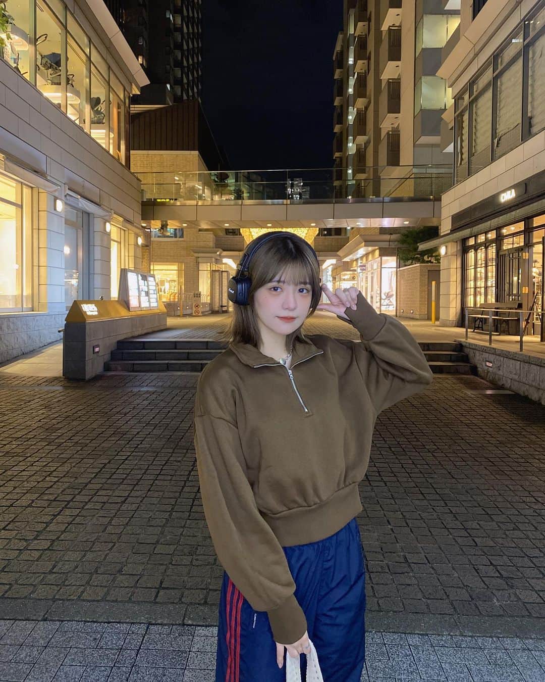 砂糖桃のインスタグラム：「秋服先取り🐻 スワイプしてね~❕  tops @gu_for_all_  ハーフジップとクロップド丈が今どきで可愛い❕ 裏起毛だから冬も暖かい🫶🏻  . #PR #GU #gu_for_all #GU神MANIA #秋服 #秋服コーデ」