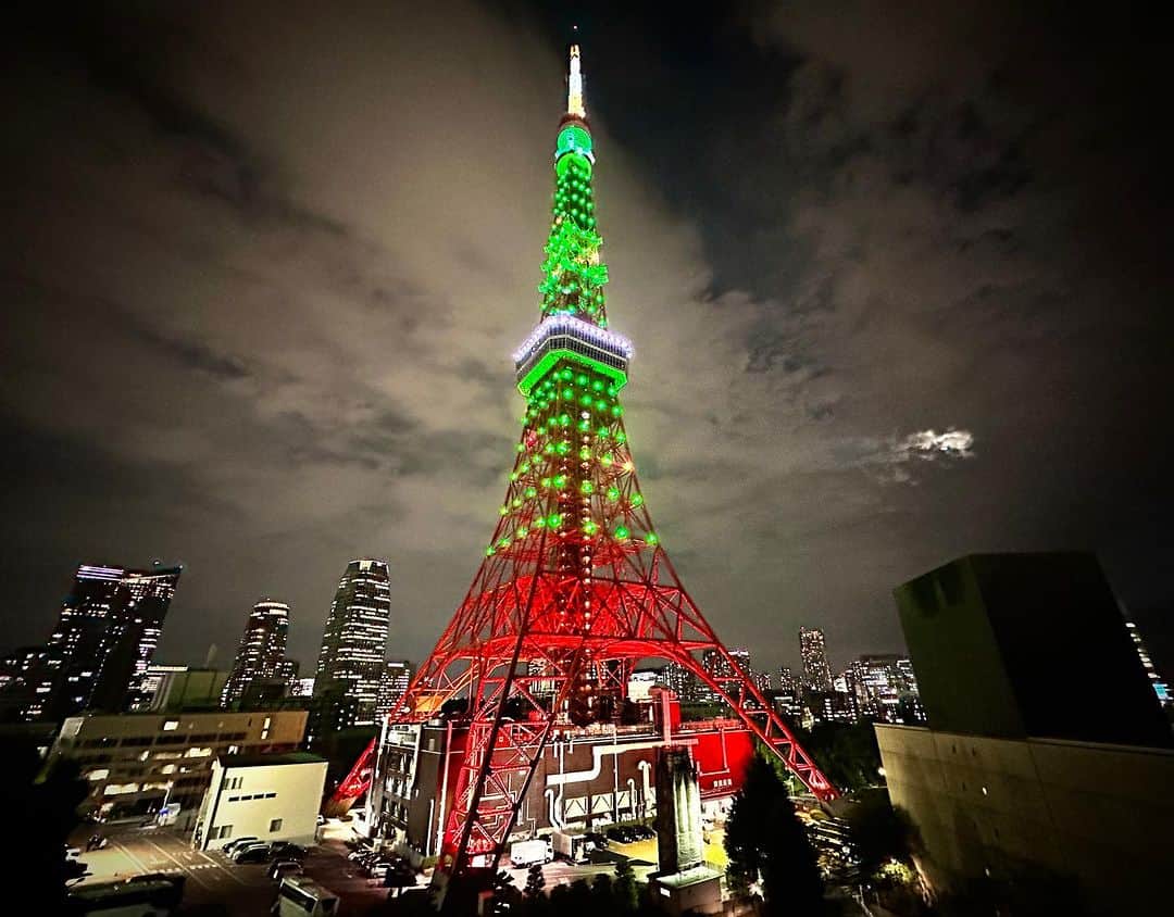 東京タワーさんのインスタグラム写真 - (東京タワーInstagram)「. 本日は、EA SPORTS FC 24  東京タワー Pitch Green ライトアップ✨  EA SPORTS FCのキーカラーであり、  サッカーを語るうえで欠かすことのできない 芝生を表現した「Pitch Green」に 東京タワーが染まっています！  本日は、中秋の満月でもありますね🌕  Your Tokyo Tower🗼に投稿される 皆様のお写真も楽しみにしております😊  --------------------------------  【 お知らせ 】  ■ Your Tokyo Tower 🗼  # your_tokyotowerで あなたの東京タワーをリポスト！  @tokyotower_official の タグ付けをしてくれると見つけやすいよ！  皆様からの投稿 どしどしお待ちしております！  ■ 公式LINE  東京タワー公式LINEでは 東京タワーのイベント情報を お届けしています！  詳細はプロフィールにあるリンクから↓ @tokyotower_official  --------------------------------  #東京タワー #東京タワー🗼  #tokyotower #tokyotower🗼  #緑 #green」9月29日 20時49分 - tokyotower_official