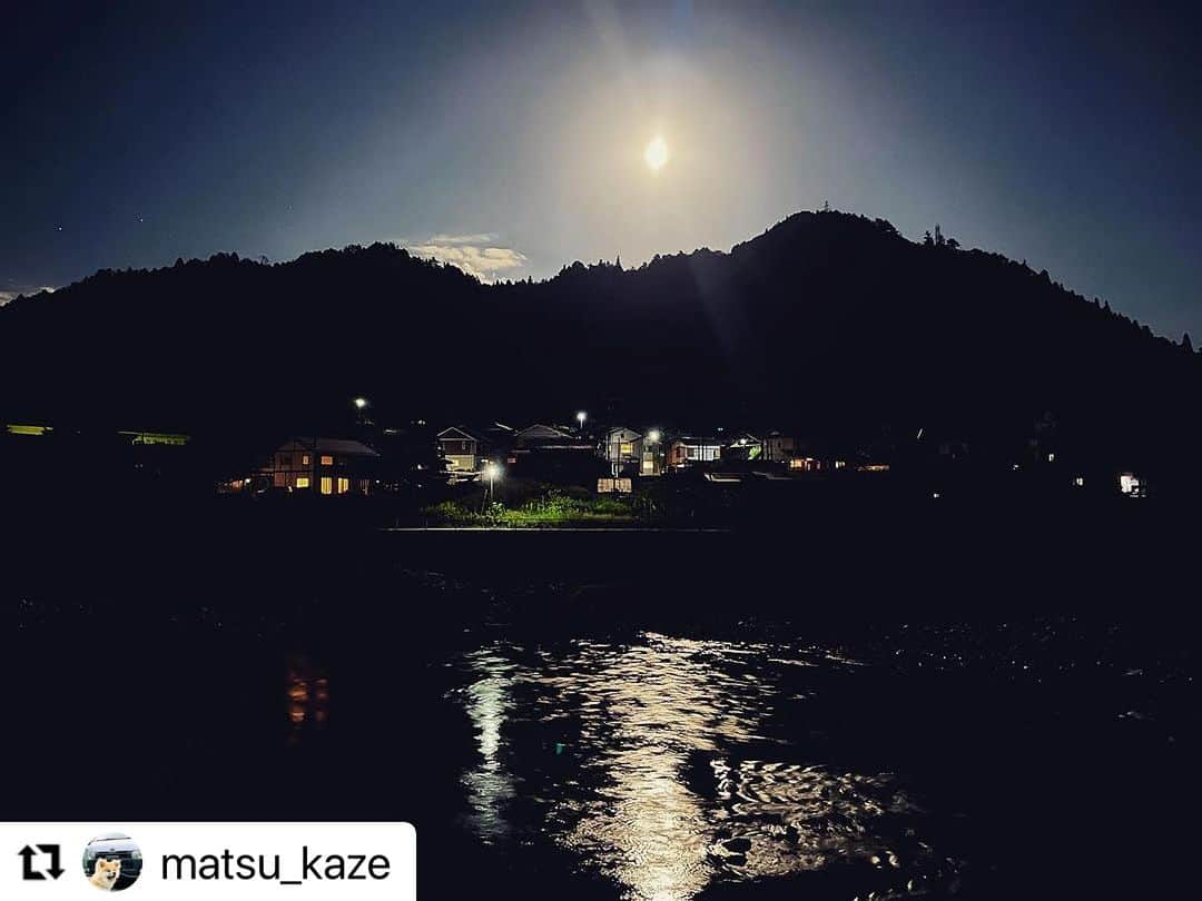 Gero City【下呂市公式アカウント】さんのインスタグラム写真 - (Gero City【下呂市公式アカウント】Instagram)「#Repost @matsu_kaze with @use.repost ・・・ 富士の散歩中に対岸から📷  仲秋の名月に照らされる我が家と我が集落🌕✨✨  ケータイでもなかなか幻想的だ✨ そして良い所に住んでるなぁ〜と染み染み…☺️  #仲秋の名月  #ちゅうしゅうの名月  #満月  #gerostagram」9月29日 20時49分 - gerostagram