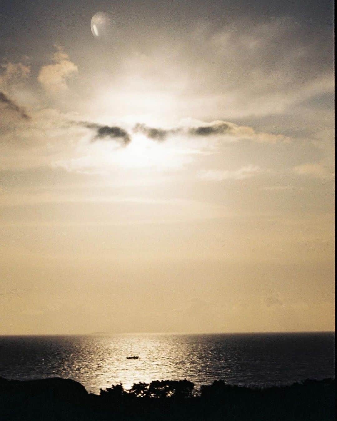 水上京香さんのインスタグラム写真 - (水上京香Instagram)「⁡ トルコ、エーゲ海に沈む夕陽📸 日が長いから、1日が終わるのを噛み締める時間でした。 #film #ミナカミ写真展」9月29日 20時45分 - kyokaminakami_official