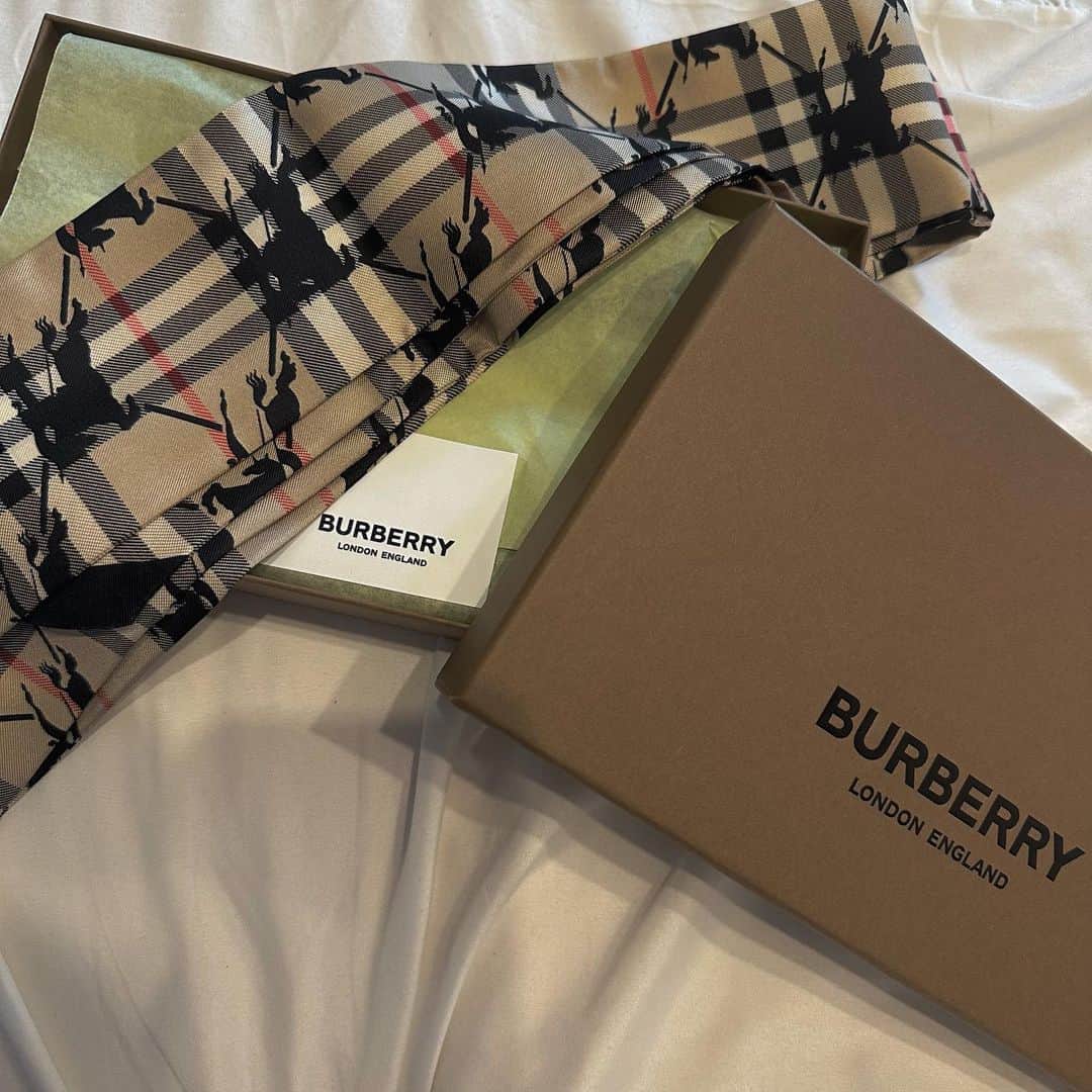 林田沙綾のインスタグラム：「@burberry  きゃさが、誕生日プレゼントといつもピノありがとうでくれた スカーフが、かわいすぎる🥺 秋近づいてきたから、 @miss_me_by_chaling のブラウス合わせリールとか ヘアアレンジリールとか たくさん撮るっ🤎🤎🤎🤎 きゃさありがとう...🍫  #burberry  #scarf」
