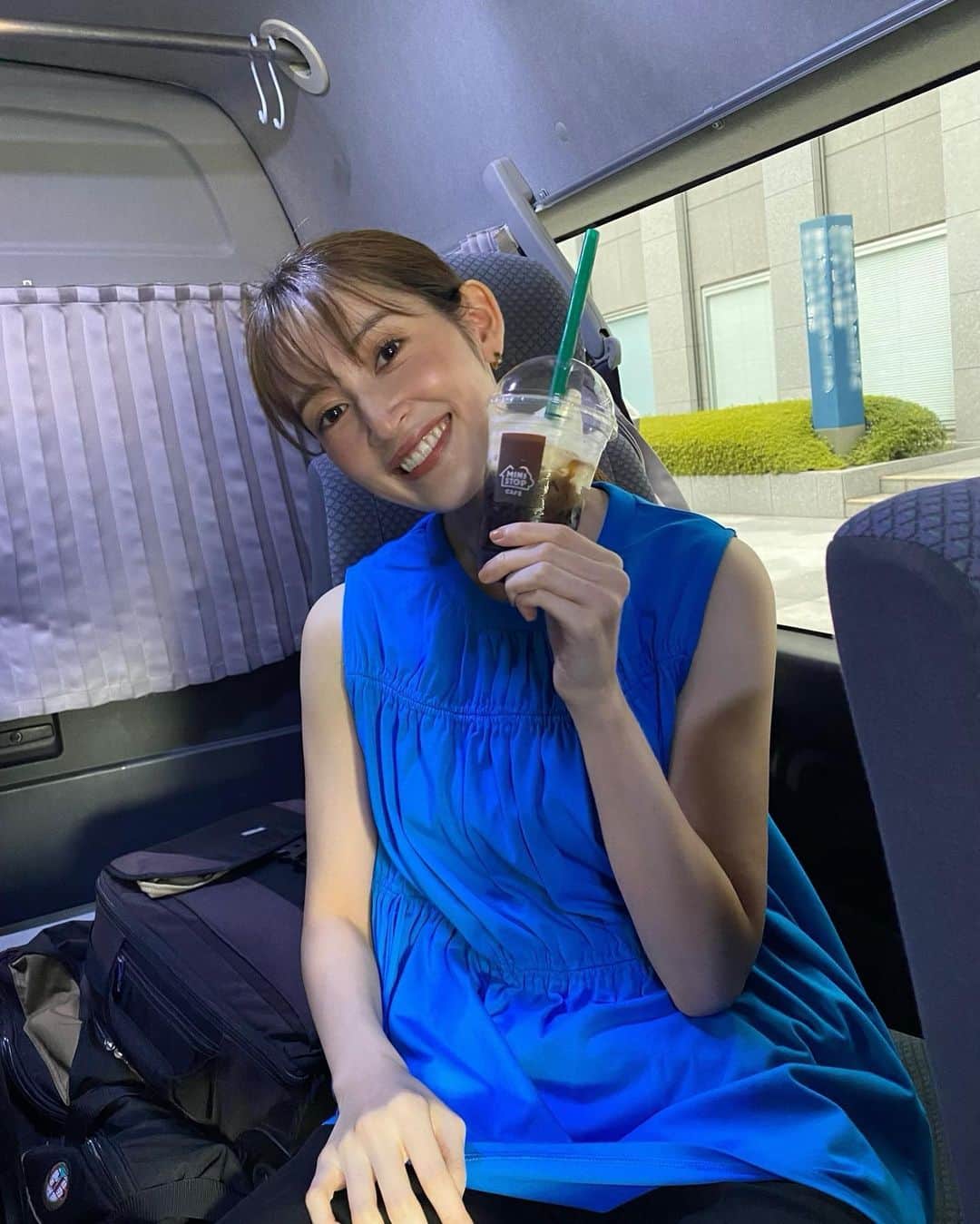 宮澤成良（宮沢セイラ）のインスタグラム：「ミニストップのアイス久しぶりに食べた🍦 小さい頃よくおじいちゃんに買ってもらってたなぁ〜 スタッフさんご馳走様です☺️  この前 @hitomimohri さんにシアーベージュに 染めて頂いたよ♪髪とってもいい感じ💐  今週もお疲れさまでした🫧」