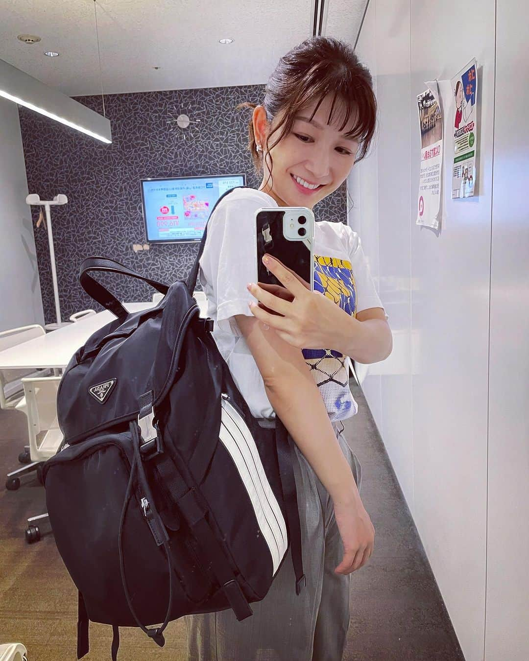 小西ゆりなさんのインスタグラム写真 - (小西ゆりなInstagram)「仕事の時は大体リュック率高め🙂 なぜなら息子のお迎えとかで大体帰り道は全力ダッシュしている事が多いから、何も持ちたくない💨 (電車の乗り換えとかほぼ走ってるw) そんな全力な自分へのご褒美リュック♡ #自分へのご褒美 #ママコーデ #バックパック #リュック #prada #adidas #コラボ」9月29日 20時58分 - yurina_konishi