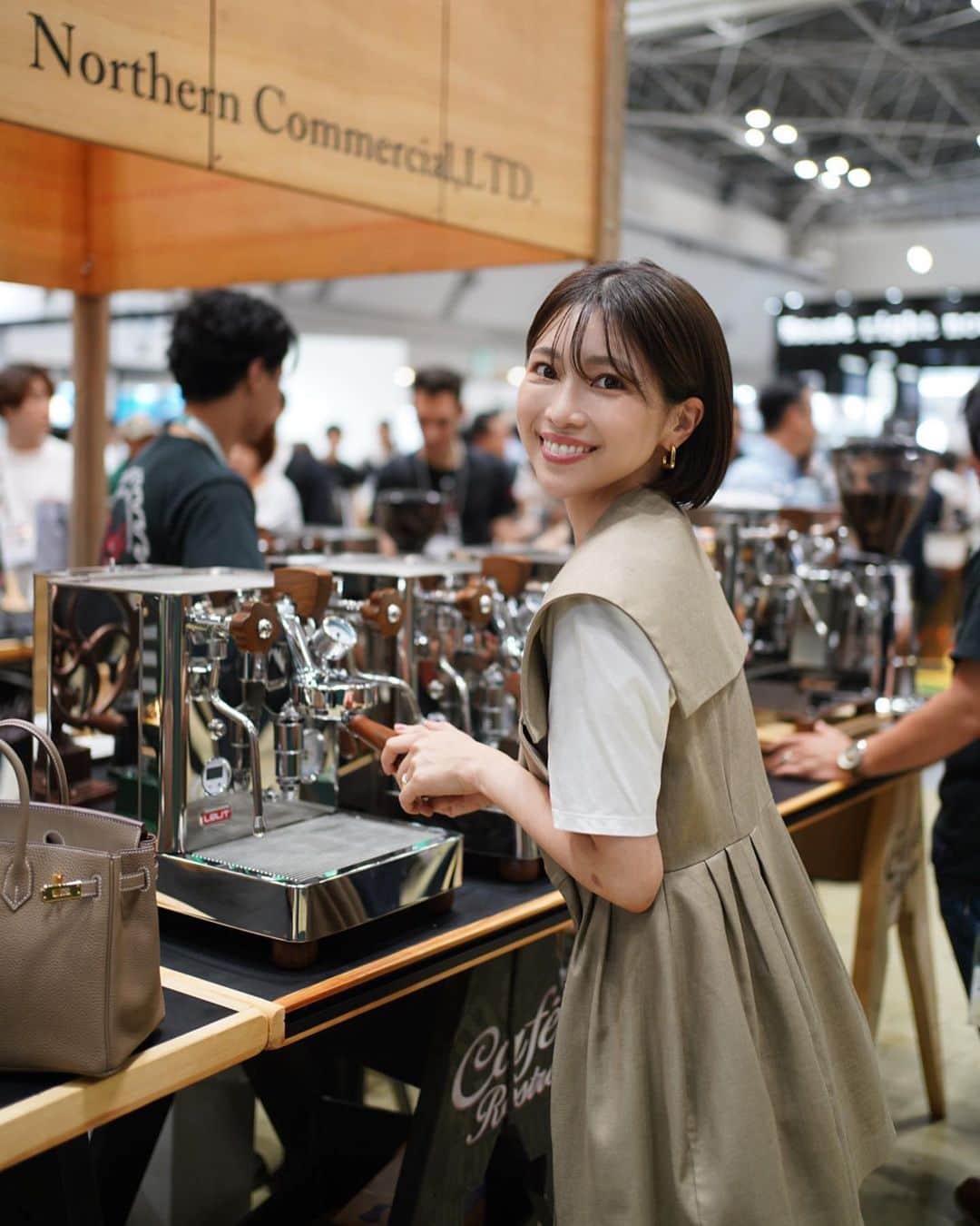 喜田彩子さんのインスタグラム写真 - (喜田彩子Instagram)「⁡ ⁡ 東京ビックサイトで開催されている #SCAJ のコーヒーイベントへ行ってきたよ☕️✨ ⁡ いつも大体決まったお店で飲むことが多いので いろんな国のコーヒーを試飲できて 今まで飲んだことのない新しいコーヒーに出会えて楽しかった！！ ⁡ ⁡ 明日までなので Coffee好きな方是非行ってみて🌱 沢山のお店が出展していて 盛り上がっていて本当楽しかったよ〜！！！ ⁡  最後の動画の自動販売機は坂口憲二さんが焙煎を手がける   @gtherisingsuncoffe とコラボした自販機！ 美味しかったので街で見かけたら是非飲んでみてね♡♡ ⁡ ⁡ ⁡ コーヒーイベント詳しい詳細は お昼LIVEにもお邪魔した @scajconference で ❤︎ ⁡ ⁡ #SCAJ #coffee #tokyo #cafe #scaj2023 #コーヒー #コーヒー好き #コーヒーイベント #アメリカン #カフェラテ #東京カフェ #PR」9月29日 20時50分 - ayacokida