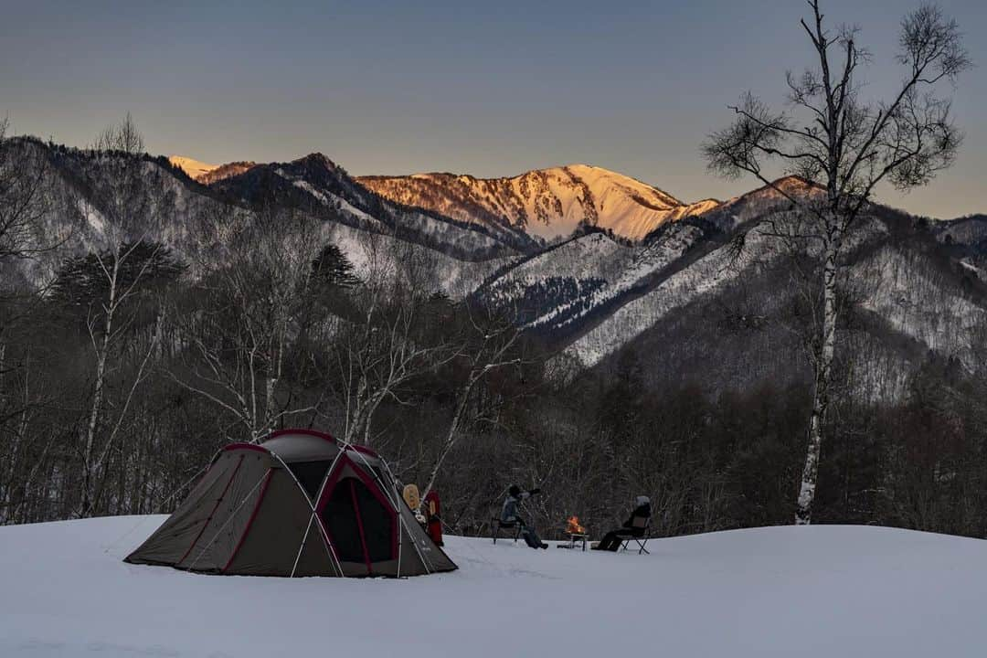 Snow Peak Apparelのインスタグラム：「Snow Peak×mountain of moods 2023 Autumn Winter  NOASOBI embrace your nature 　　 #snowpeak #snowpeakapparel  #mofm #mountainofmoods  #人生に野遊びを」