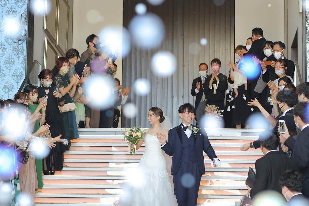 のインスタグラム：「大階段でのフラワーシャワー  甘い花びらの香りと 幻想的に舞うバブルシャワー  全てがロマンチック♡ ____  新郎新婦のリアルなお声や こだわりポイントなどを 公式HPに掲載しております  ヒルズスィーツのTOPページより ぜひご覧くださいませ♡ @hillssweets_wedding  ___  #プレ花嫁 #結婚式 #日本中のプレ花嫁さんと繋がりたい #ウエディング #結婚式場 #全国のプレ花嫁さんと繋がりたい #結婚式場 #wedding #フィオーレビアンカ #fiorebianca #宇都宮結婚式場 #栃木結婚式場 #ヒルズスィーツ宇都宮ブリーズテラス #ヒルズ #フラワーシャワー #バブルシャワー #大階段 #大階段でのフラワーシャワー」