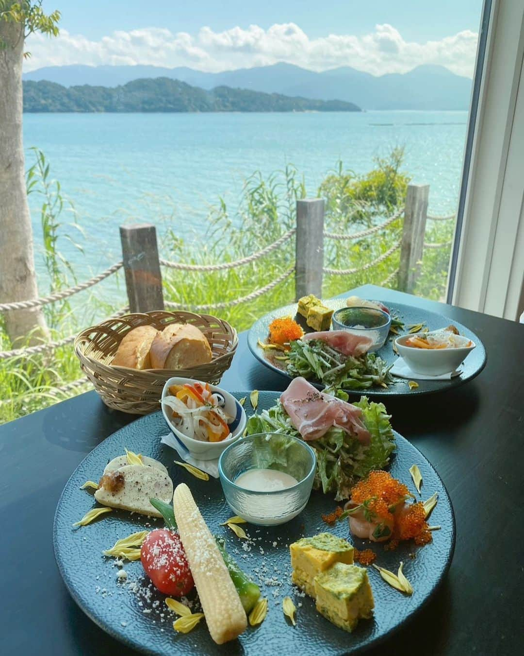 三浦真理子のインスタグラム：「. 糸島にある @hachidori.itohighland にてランチしてきましたぁ😋🏖️✨ . お天気良くて素敵な時間を過ごせたの〜🚗 . 女性が好きそうな前菜💖 わぁ〜🤩ってなりましたw . 美味しかったです😊 . . #instagood #pleasefollowme #swipe #いいねしてね #糸島グルメ #福岡グルメ #ハチドリイトハイランド #ランチコース #ドライブ #lunch #😋 #🏖️ #景色綺麗」