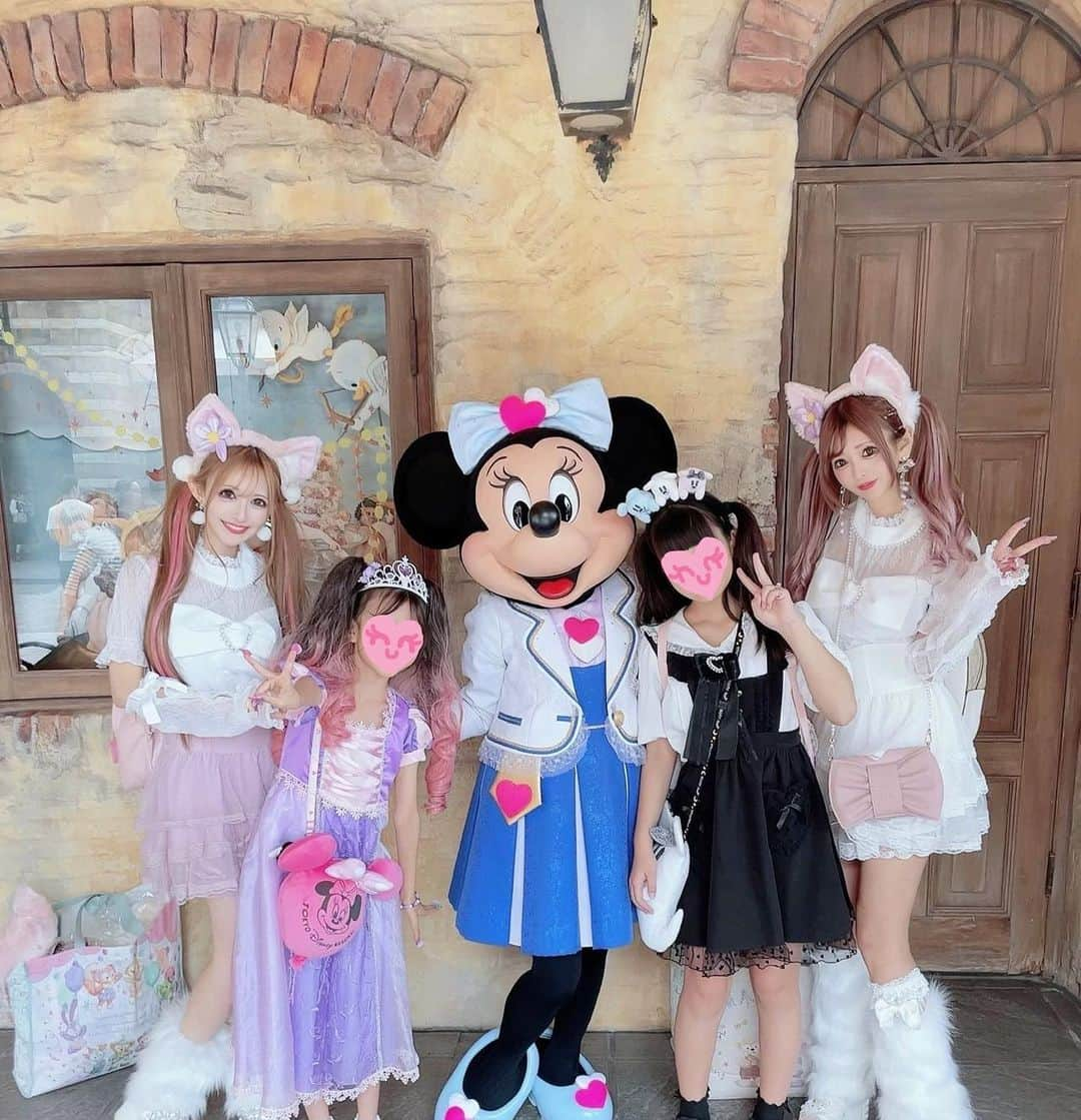 寿リリカのインスタグラム：「♡ なめちゃん親子とシー🩷🩷🩷 娘たちもなかよしでうれしい👧👧 ♡ ミニーちゃんに会えた〜●🎀● ♡ #ミニー #シー #ディズニー」