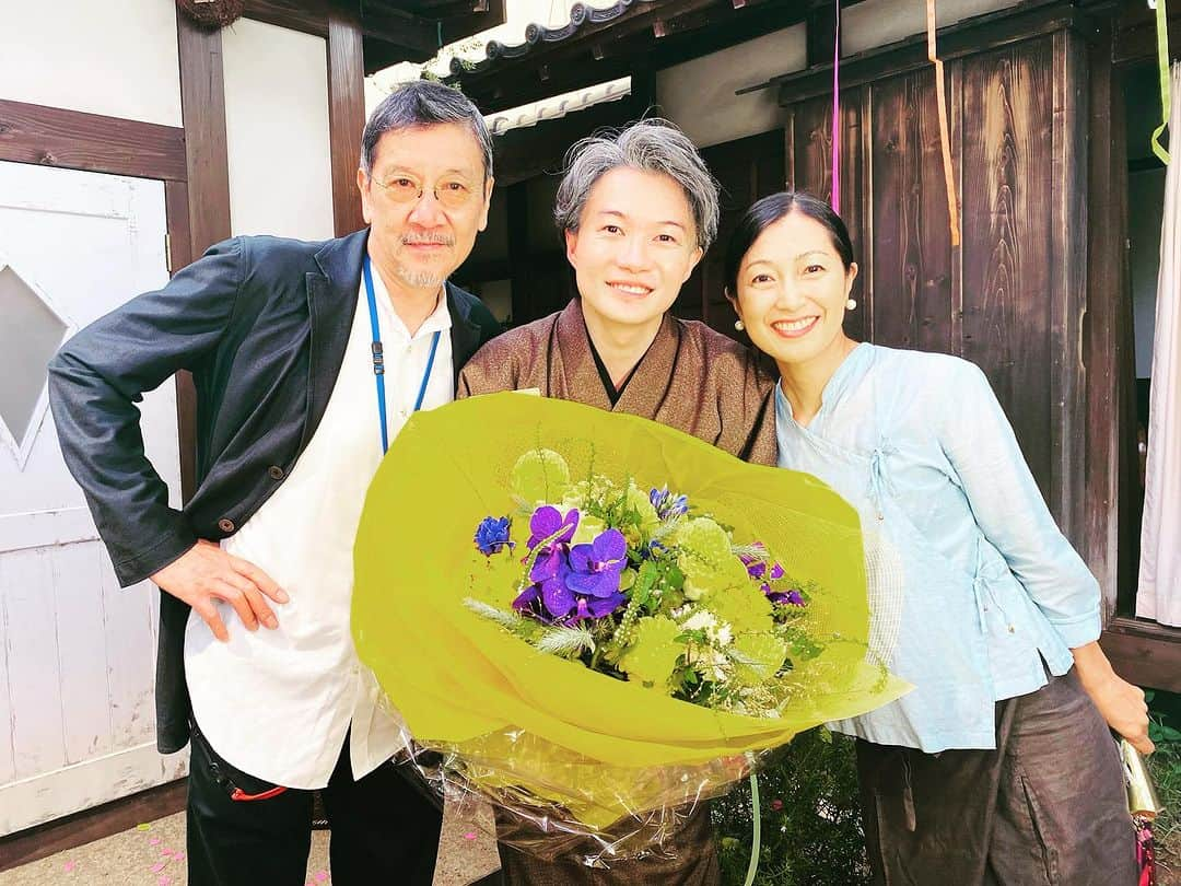 鶴田真由のインスタグラム：「我らが万太郎‼️ 本当にお疲れ様でした🥰  #らんまん #神木隆之介 #奥田瑛二 #らんまん最終回」