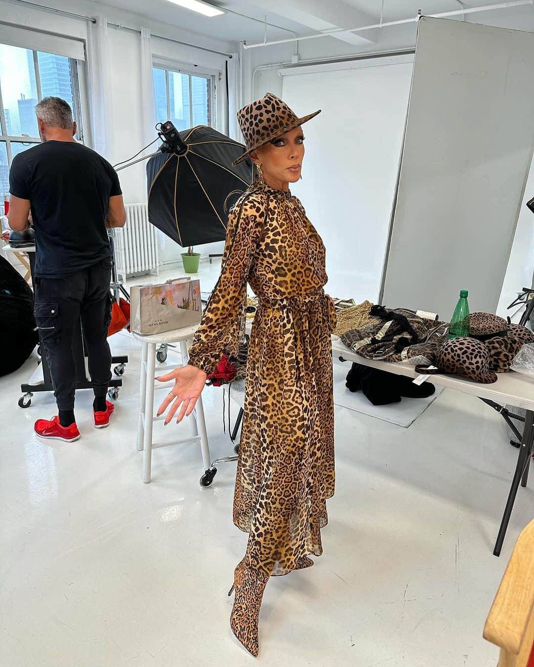のインスタグラム：「#bts for @photobookmagazine shoot 🐆  Photography @mikeruizone Makeup @deney_adam  Hair @nikoweddle  Styling & Editor in Chief @718blonde Alison Hernon」
