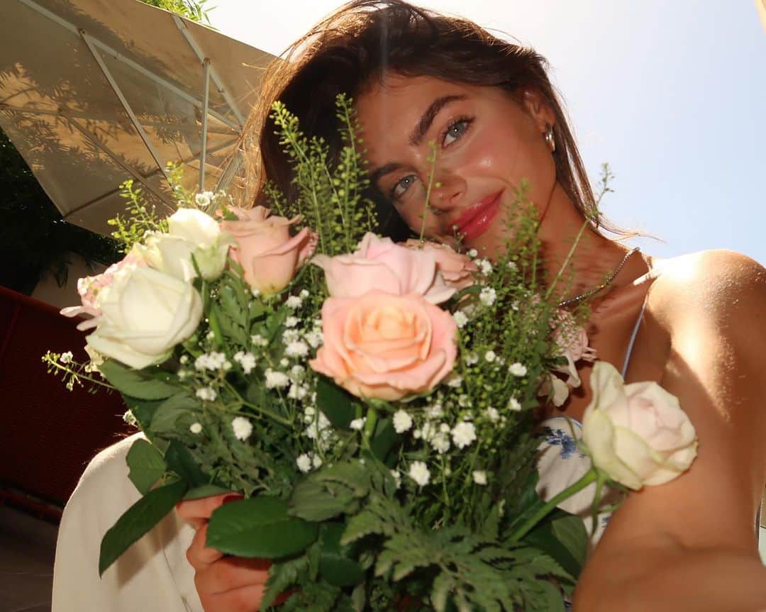 Yael Shelbiaのインスタグラム：「חג שמח 🤍🌸✨🌷」