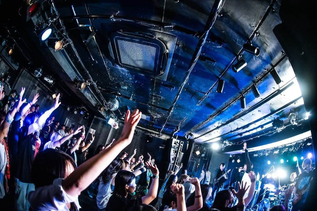 VOI SQUARE CATのインスタグラム：「2023.9.15 大阪 アメリカ村BEYOND VOI SQUARE CAT × RED in BLUE pre. 「爆音少年連合飯店」大阪編  #セトリ 1.フルボリューム 2.有名人になりたくて 3.絶対宣言 4.FUZZ (cover) 5.Everyday 6.ネコカブリダンス 7.DIVE en.Re Start  Bass Support：@watabass_84  Photo by @lyyyyycoris761   #voisquarecat #ぼいすく #爆音少年連合飯店 #redinblue #バンド #音楽 #ロック #ロックバンド #ライブバンド #ライブ #音楽 #music #rock #大阪 #アメリカ村BEYOND #ライブハウス #ライブ写真 #邦ロック #ぼい勢」