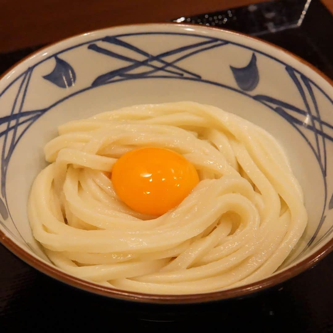 丸亀製麺のインスタグラム：「食べたいと思ったら「🌕」か「🌙」で教えてください！  9月29日の中秋の名月にちなんで、満月のような玉子を使った商品を3つご紹介👇 丸亀製麺でお月見していってください👀  🐓釜玉うどん 茹であげうどんの熱でとろりとなった白身、濃厚な黄身の味わいがたまらない一品です。ふわふわもちもちのうどんの食感と小麦の風味が感じられるのも特徴です。  🌶明太釜玉うどん もちもちのうどんにまろやかな玉子とピリ辛の明太子をたっぷりまとわせて食べれば抜群のおいしさです。  🥢とろ玉うどん とろろと温泉玉子のまったりとした口あたりとさっぱりとした後味が魅力！すりごまを入れてコク深さを加えるのもおすすめです。  #丸亀製麺 #丸亀うどん #udon #麺 #うどん #十五夜 #中秋の名月」