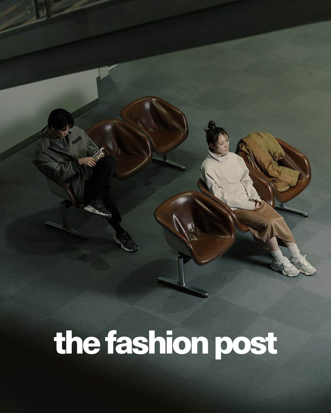 のインスタグラム：「#select New Balance with Show Kasamatsu & Ryo Matsuura  『気になるあの人はニューバランス。笠松将×松浦りょう vol.2』  トレンドには敏感でいたいけれど、本当に価値のあるものだけ手に入れたい。多くのモノやコトに囲まれ、様々な情報が行き交う現代社会にあって、信用できるのは確かな実績と技術、そして自分の感性だ。1906年にアメリカ・ボストンで矯正靴の製造メーカーとして生まれ、100年以上の歴史を持つ New Balance が自信を持って届けるのが、モダンなアプローチでアーカイヴを再構築した「90/60」。 今シーズン、アッパーではヴィンテージライクなへアリースエードとメッシュをかけあわせ、ユニセックスで履きやすいシンプルな色使いの新作が登場。都市のライフスタイルに寄り添う New Balance のアパレルコレクション「MET24」のForWomenシリーズ、メンズのActiveシリーズとの相性も抜群だ。  model: Show Kasamatsu & Ryo Matsuura photography: Sayuri Murooka styling: Keisuke Shibahara hair & make up: MIZUHO (Show Kasamatsu), Kie Kiyohara & Kazuhiro Naka (Ryo Matsuura) text: Manaha Hosoda edit: Manaha Hosoda & Miku Oyama  #tfp #thefashionpost #newbalance  #ニューバランス #笠松将 #松浦りょう #showkasamatsu #ryomatsuura #newbalance9060 #MET24」
