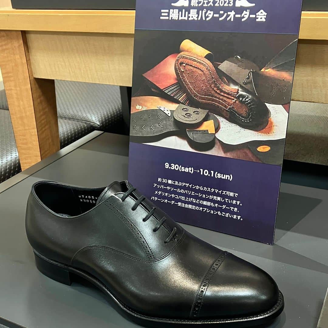 daimarusapporoさんのインスタグラム写真 - (daimarusapporoInstagram)「北海道の靴好き、集まれ👞🔥 6階 シューズプラス売場で「靴フェス2023」を開催中！  靴みがきイベントや大丸札幌店限定アイテム、レザーシューズの期間限定ショップなど盛りだくさんな内容をご紹介します！  詳しくは、大丸札幌店HP(@daimarusapporo)から特設サイトをご覧ください👞  今週末は、特にイベントがたくさん🔥 🔥9/30(土)  北海道靴磨き選手権大会🔥 会場：5階 特設会場 北海道のシューシャイナーNO.1は誰の手に？ 予選・決勝戦を店頭でご覧いただけます😳  🔥9/30(土)・10/1(日)  三陽山長オーダー会🔥 日本の高級紳士靴ブランド〈#三陽山長〉がパターンオーダー受注会を実施します！  🔥靴・レザー製品のお手入れ相談会🔥 革靴のお手入れをはじめたい方、必見👀 靴磨きやレザー製品のお手入れに関する疑問にシューケアマイスターが答えてくれます。 ※参加無料  10/3(火)までの期間限定販売も🔥 🔥大丸札幌別注シューズ🔥 冬底として人気の高い「アークテックグリップ」を使用したレザーシューズなど、こだわりの1足を販売中です。  🔥シューケアボックス&シューズボックス パターンオーダー🔥 耐久性と強度に優れ、軽さも魅力の〈安達紙器〉のボックス。 色やデザインを選び、自分だけの1点をオーダーできます。  靴好きにはたまらないアイテムとイベントが目白押しの「靴フェス」。 ぜひ店頭をチェックしてみてください👀  #大丸札幌 #革靴 #靴磨き #シューシャイン #革靴好き #レザーシューズ #ビジネスシューズ #シューケア #シューケア用品 #シューズボックス #オーダーシューズ」9月29日 21時00分 - daimarusapporo