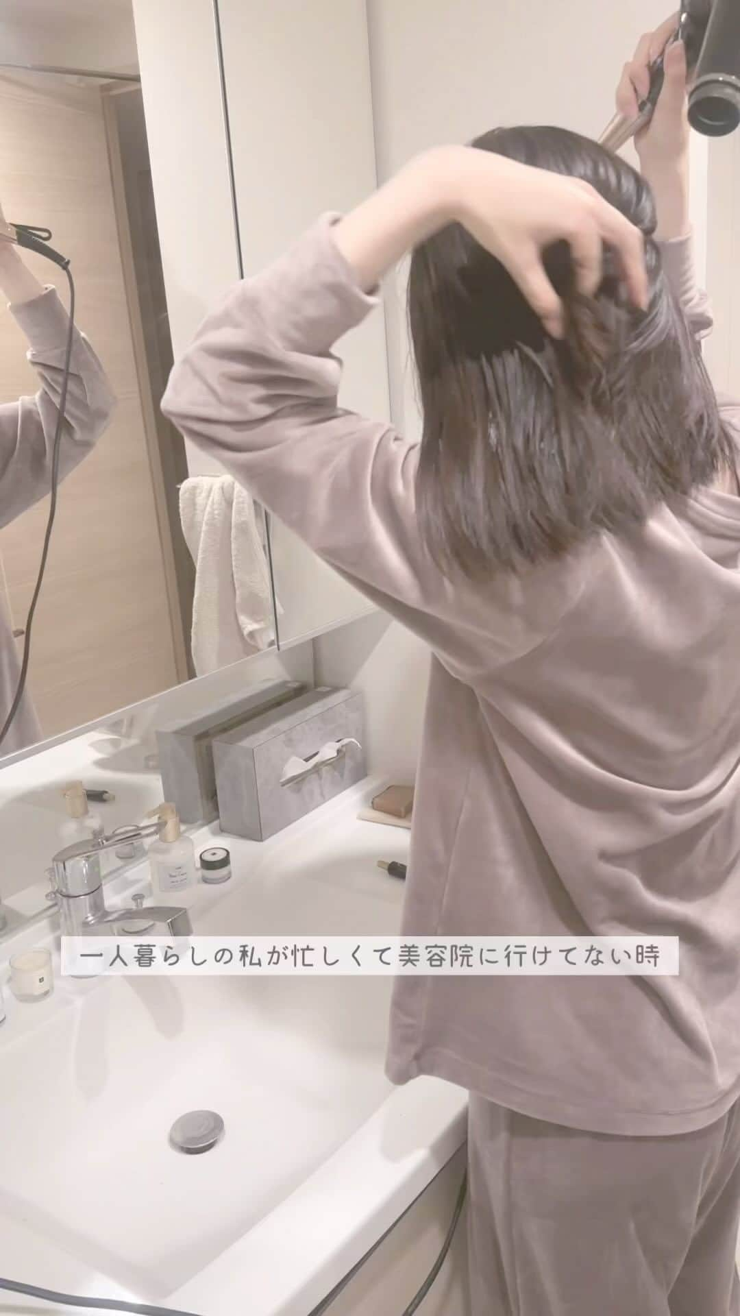 あやみるーむのインスタグラム：「おうちで簡単セルフヘアカラーしてみたけど気分転換になってよかった！ とぅる色髪でめっちゃ良き… #PR #一人暮らし #オレオリュクス #ロレアルパリ #60パーセントオイルのセルフカラー #オレオリュクスでとぅる色髪 #発光 #ヘアカラー」