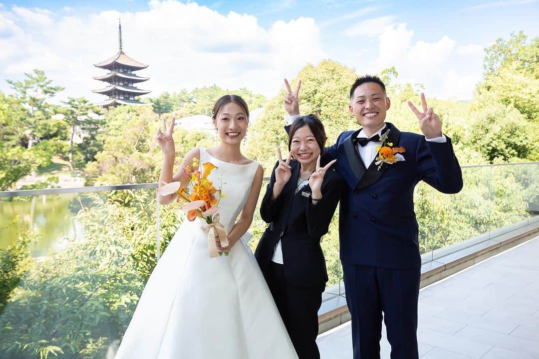 コトワ奈良公園プレミアムビューのインスタグラム：「. 晴天の中無事に結んだスマイル✨🥂 新郎新婦さまと当日まで一緒にお手伝いさせていただいた ウエディングプロデューサーと💐 . . ▼▼▼ ブライダルフェアのご予約 ブログやウェディングレポートは @kotowanarakouen TOPページよりご覧ください🔍 . #kotowa奈良公園premiumview #koto嫁 #結婚式場#奈良結婚式場#ブライダルフェア#全国のプレ花嫁さんと繋がりたい #式場見学#カラードレス#ドレス選び#ヘアスタイル#プレ花嫁 #日本中のプレ花嫁さんと繋がりたい #前撮り#結婚式#プロポーズ#ブーケ招待状#奈良花嫁#ドレスフィッティング#ドレス#結婚式準備#ウェディングフォト#ウェディング#ウェディングドレス#結婚式場探し#dearswedding #ふたりの未来を探す旅」
