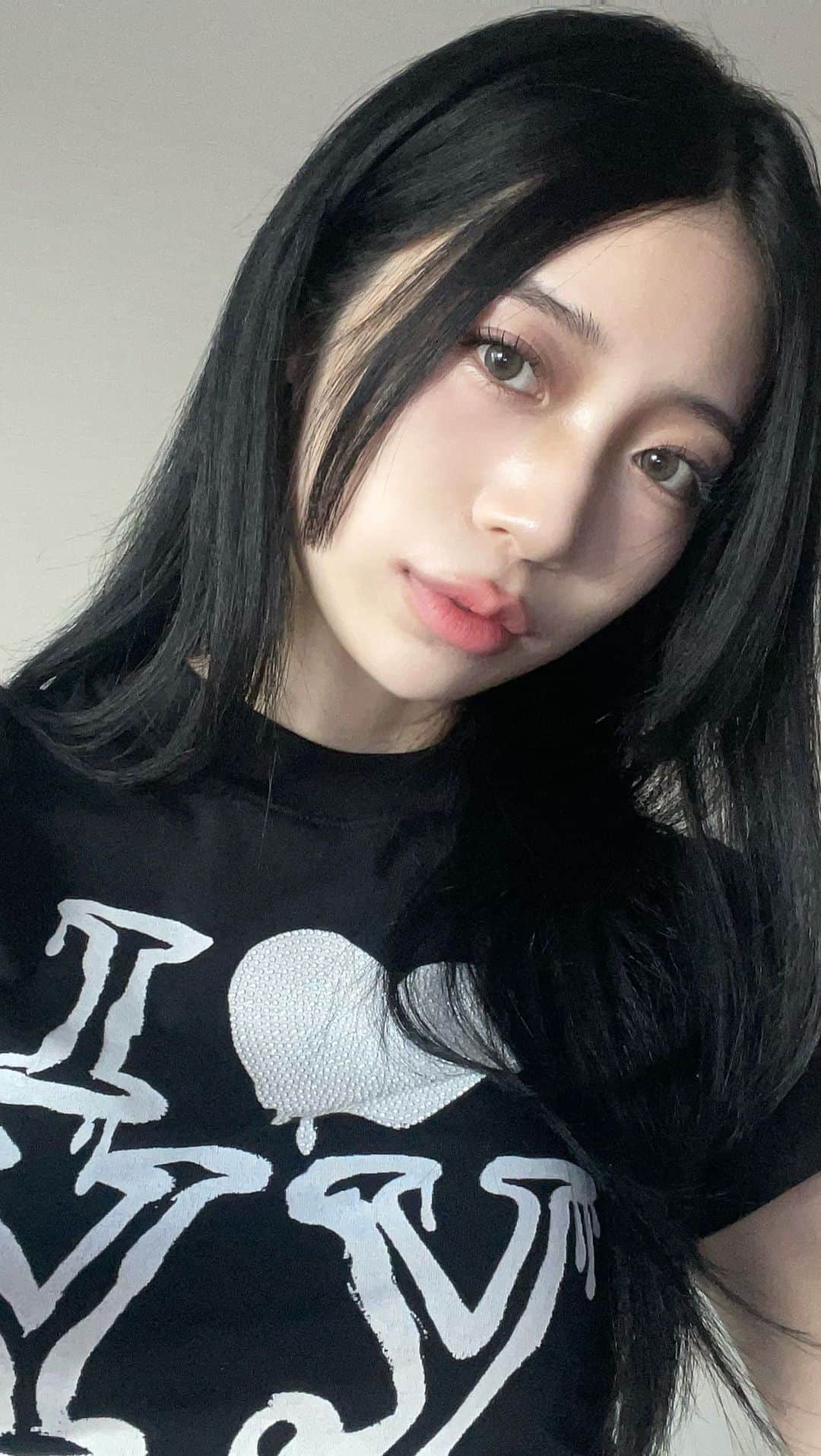原涼香のインスタグラム：「最近愛用してるマットリップ❤️」