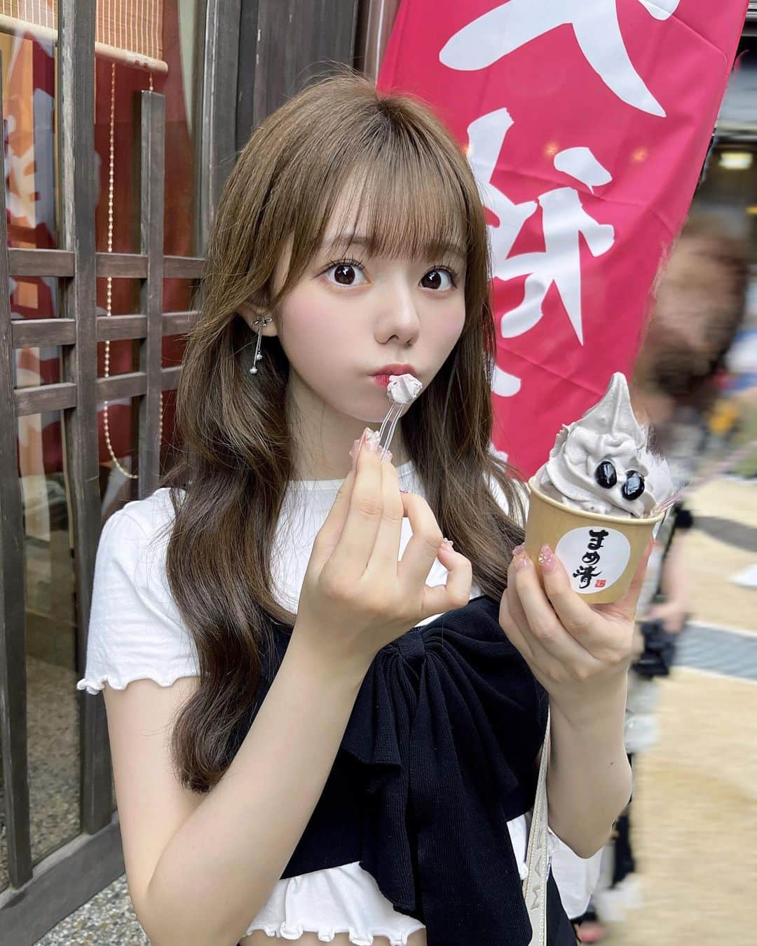 大森莉緒さんのインスタグラム写真 - (大森莉緒Instagram)「・ ・ 黒豆豆乳ソフト🍦🖤  黒豆の甘みがしっかりあって、だけどさっぱりしてて食べやすくて美味しかったぁ🥹💭  暑い日に食べるアイスって至福だよね💖 (自分は季節関係なくアイス食べるけど🤭) ・ ・ #大森莉緒 #おーりお #おりおんず #中秋の名月 #おりおの食 #食べ歩き #有馬温泉 #温泉 #旅行 #温泉旅行 #神戸 #まめ清 #黒豆 #豆乳ソフトクリーム #food #softcream #ınstagood #instapic #good #instaphoto #패션 #코디 #목멱산방 #음스타그램 #맛집 #음식」9月29日 21時01分 - rio.ohmori