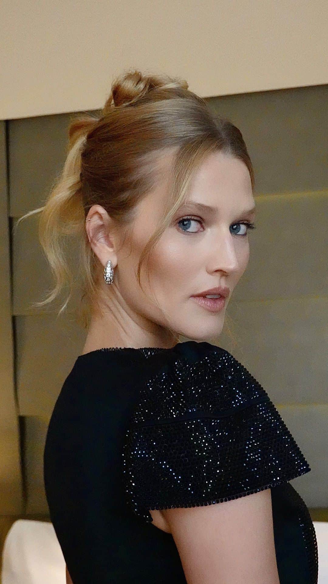 のインスタグラム：「Toni, was ist dein Beauty-Geheimnis? Wir haben das Model vor der Giorgio Armani Show in Mailand getroffen und mit ihr über Erholung im Flugzeug, Make-up und ihre liebste Superkraft gesprochen. ✨  Credit Titelbild: Philipp Verheyen @tonigarrn @armanibeauty @giorgioarmani @philippverheyen @alexaslink @kimyana.hachmann #tonigarn #beauty #armanibeauty #makeup」
