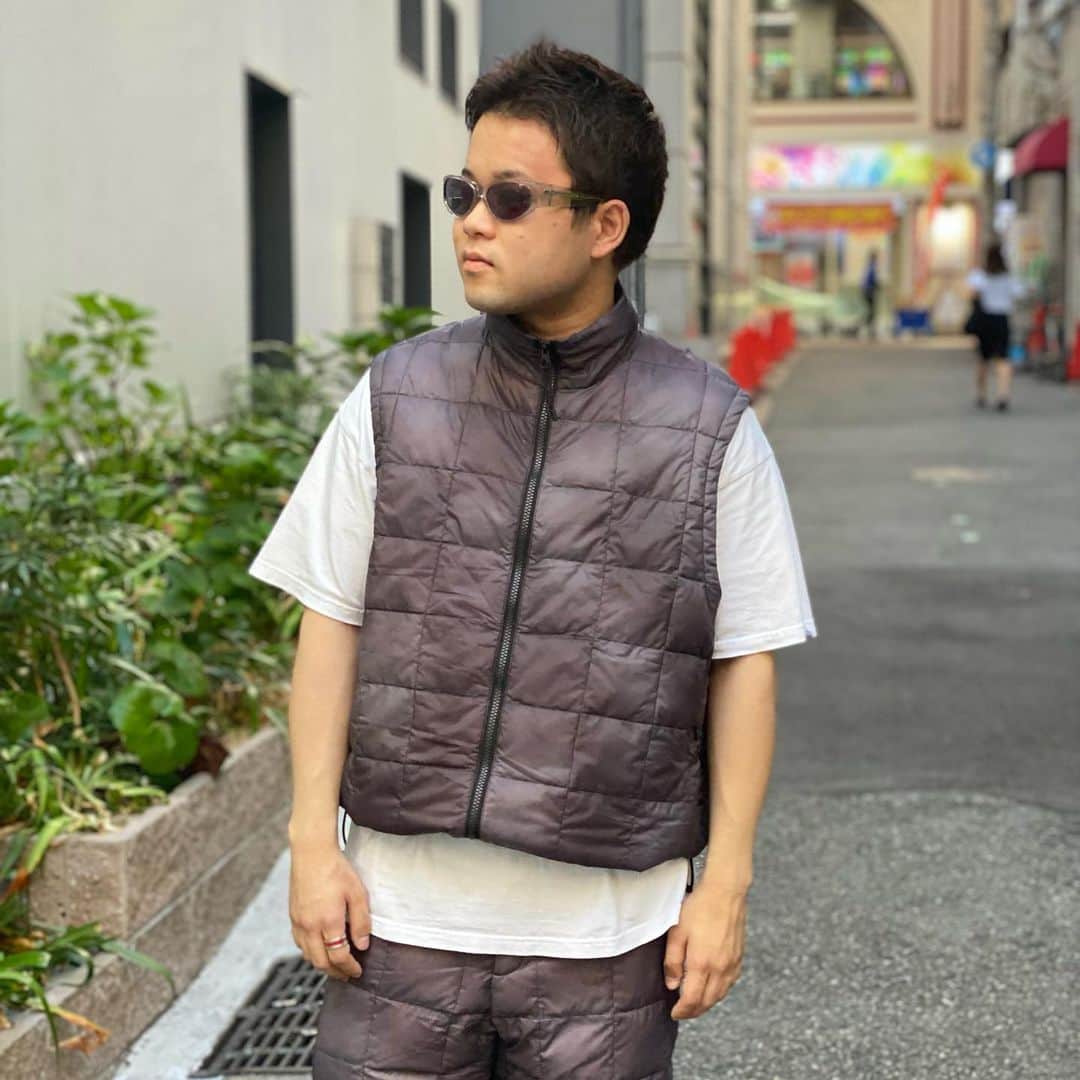 ビームス神戸さんのインスタグラム写真 - (ビームス神戸Instagram)「… Gramicci × TAION × BEAMS 3社がタッグを組み、初となる秋冬コレクションをリリース🤝  9.30 (Sat.) Release @gramicci @gramicci_jp @taion0802 BEAMS (ビームス) の十八番である <Gramicci (グラミチ） ＞ とのコラボレーションに、今回初となる、日本のダウンウェアブランド<TAION（タイオン)＞ を加えた カプセルコレクションが登場 <TAION＞定番のダウンウェア3型をベースに高密度リップストップ生地と800フィルパワーのダウンを採用し、グラデーションのタイダイ柄を落とし込んだスペシャル仕様です。また、<BEAMS＞ が得意とするストリートライクなフィッティングやタイダイ柄なのに汎用性が高いカラーリングなど、細かなディティールにもこだわり製作しました。 様々なスタイルにマッチし、多くの方にお楽しみいただけるコレクションです。 発売日まであと少し、どうぞお楽しみに！  📅発売日 2023年9月30日（土）  📍販売店舖 全国の<BEAMS＞ レーベル取り扱い店舗 ※一部店舗を除く ※ビームス公式オンラインショップは2023年9月30日 (土) 発売予定 NEWSはこちら↓ https://www.beams.co.jp/news/3720/ →@beams_official ストーリーズハイライト"Pick up Items" より  Photography_ @kaze_give_me Direction&styling_ @kenichihiramoto @beams_mens_casual   #gramicci #taion #beams #グラミチ #タイオン #ビームス #ダウン #インナーダウン #アウトドアファッション」9月29日 21時03分 - beams_kobe