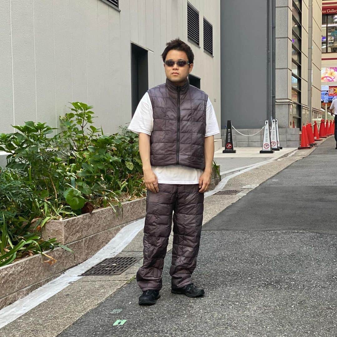 ビームス神戸さんのインスタグラム写真 - (ビームス神戸Instagram)「… Gramicci × TAION × BEAMS 3社がタッグを組み、初となる秋冬コレクションをリリース🤝  9.30 (Sat.) Release @gramicci @gramicci_jp @taion0802 BEAMS (ビームス) の十八番である <Gramicci (グラミチ） ＞ とのコラボレーションに、今回初となる、日本のダウンウェアブランド<TAION（タイオン)＞ を加えた カプセルコレクションが登場 <TAION＞定番のダウンウェア3型をベースに高密度リップストップ生地と800フィルパワーのダウンを採用し、グラデーションのタイダイ柄を落とし込んだスペシャル仕様です。また、<BEAMS＞ が得意とするストリートライクなフィッティングやタイダイ柄なのに汎用性が高いカラーリングなど、細かなディティールにもこだわり製作しました。 様々なスタイルにマッチし、多くの方にお楽しみいただけるコレクションです。 発売日まであと少し、どうぞお楽しみに！  📅発売日 2023年9月30日（土）  📍販売店舖 全国の<BEAMS＞ レーベル取り扱い店舗 ※一部店舗を除く ※ビームス公式オンラインショップは2023年9月30日 (土) 発売予定 NEWSはこちら↓ https://www.beams.co.jp/news/3720/ →@beams_official ストーリーズハイライト"Pick up Items" より  Photography_ @kaze_give_me Direction&styling_ @kenichihiramoto @beams_mens_casual   #gramicci #taion #beams #グラミチ #タイオン #ビームス #ダウン #インナーダウン #アウトドアファッション」9月29日 21時03分 - beams_kobe