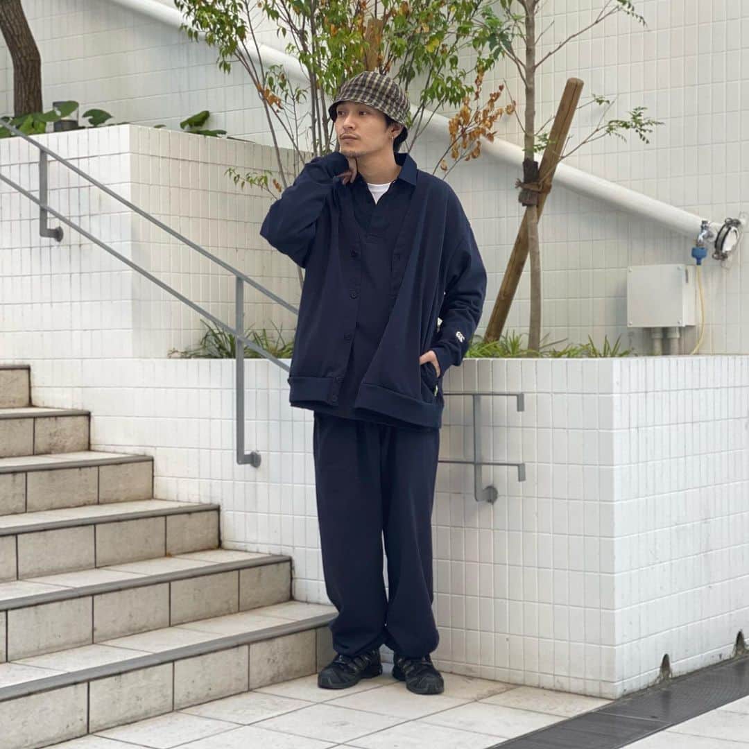 ビームス神戸さんのインスタグラム写真 - (ビームス神戸Instagram)「.. canterbury & SSZ "SCRUM Collection"🏉 『ラグビーシャツ」『カーディガン」『パンツ』の全3型をリリース！  9.30 (Sat.) Release  @canterbury_japan @katoyasai  <SSZ （エス エス ズィー) ＞ が、ラグビー日本代表オフ イシャルパートナーの＜canterbury（カンタベリー）＞ とコラボレーションし、「スクラム」をテーマにしたカプセルコレクションを発表します。 ラグビージャージをファッションに取り入れたいという <canterbury）の想いと、ラグビー部出身の〈SSZ〉デイレクター加藤の熱い想いが共鳴し実現しました✨  本カプセルコレクションは<canterbury）で代表的なタフな生地を採用。カラーは上品なネイビーで統一し、ホワイトのブランドロゴが映えるデザインに仕上がりました🏉  📅発売日 2023年9月30日（土） Photo_Seishi Shirakawa Direction & Styling_Akio Hasegawa Hair & Make_Kenichi Yaguchi  NEWSはこちら https://www.beams.co.jp/news/3713/ 🔗→ @beams_official ストリーズハイライト"Pick up Items" より  @beams_mens_casual #canterbury #ssZ #scrum #canterbury と ssz #カンタベリー #beams #ビームス #ラグビー #ラグビージャージ」9月29日 21時03分 - beams_kobe
