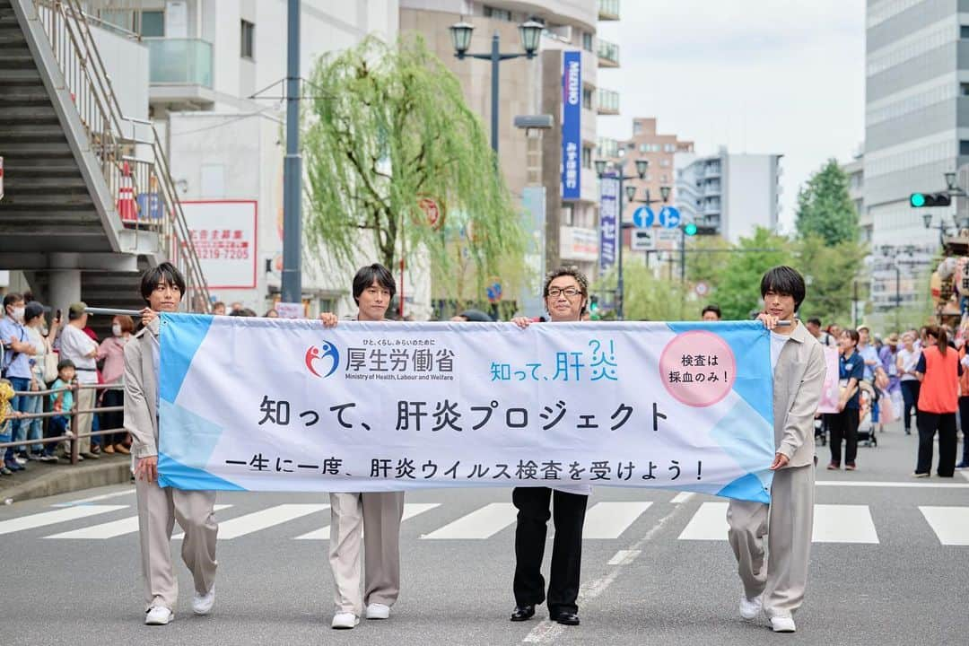 佐藤三兄弟さんのインスタグラム写真 - (佐藤三兄弟Instagram)「9月24日藤沢市民まつりにて、「知って、肝炎プロジェクト」特別ステージ に出演させていただきました✨ これからもSNSを中心に、 特に若い世代の方々へ肝炎について知ってもらえるよう啓発を行っていきます！ 肝炎ウイルス検査は一度の採血で簡単に結果が出ますので、 まだ受けたことの無い方は是非受けてくださいね！  #コロッケ　さん #佐藤三兄弟 #藤沢市 #藤沢市民まつり  #知って肝炎プロジェクト #知って肝炎 #肝炎ウイルス検査 #厚生労働省」9月29日 21時03分 - ahy_triplets