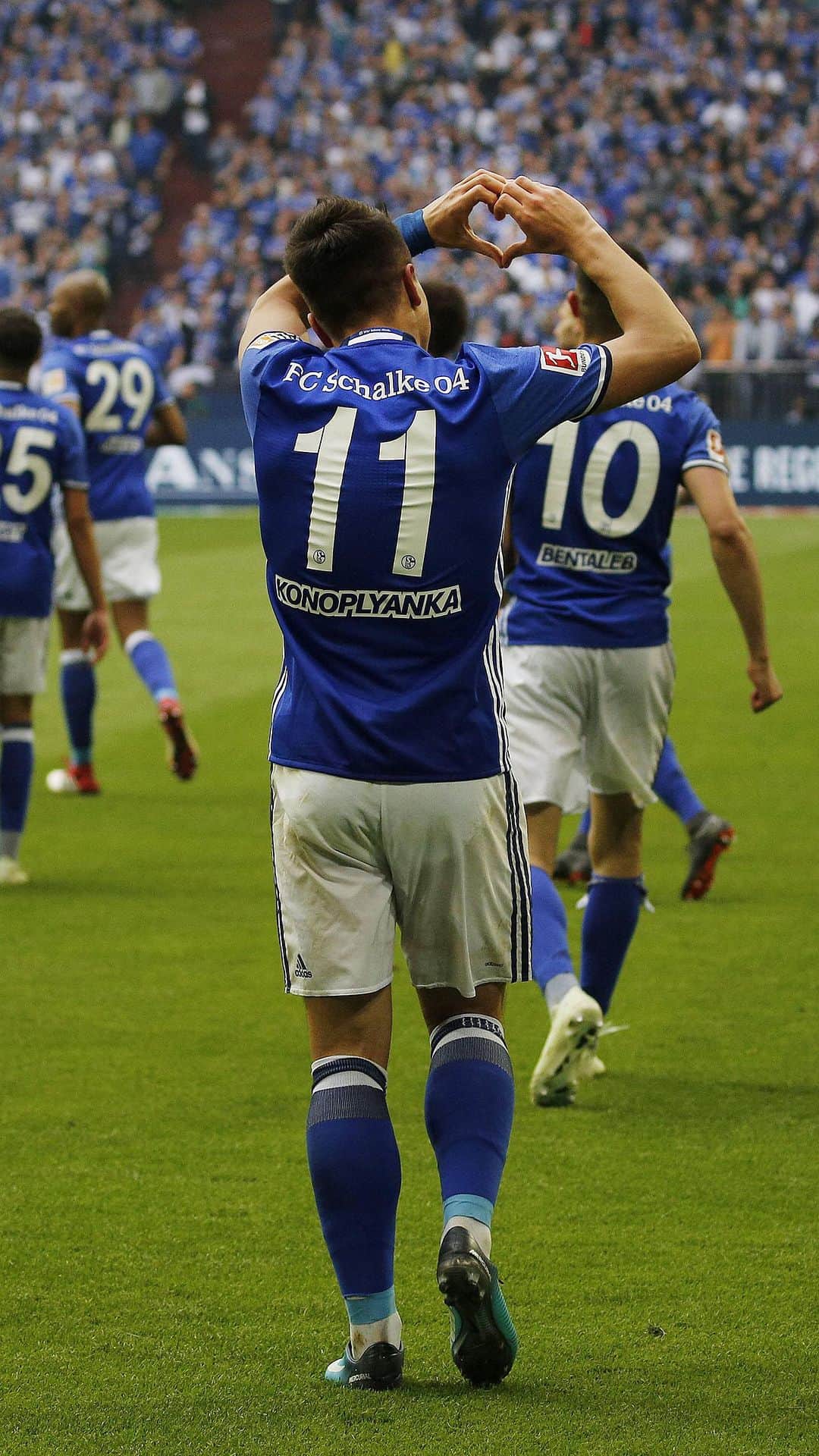 シャルケ04のインスタグラム：「0⃣4⃣ Schalke-Tore zum Geburtstag 🎂 Happy Birthday, @konoplyanka.official! 🎉 . . #Birthday #BirthdayBoy #HappyBirthday #Schalke #S04 #Knappen #EinLebenLang #Football #Soccer #Fußball #Futbol #🔵⚪️」