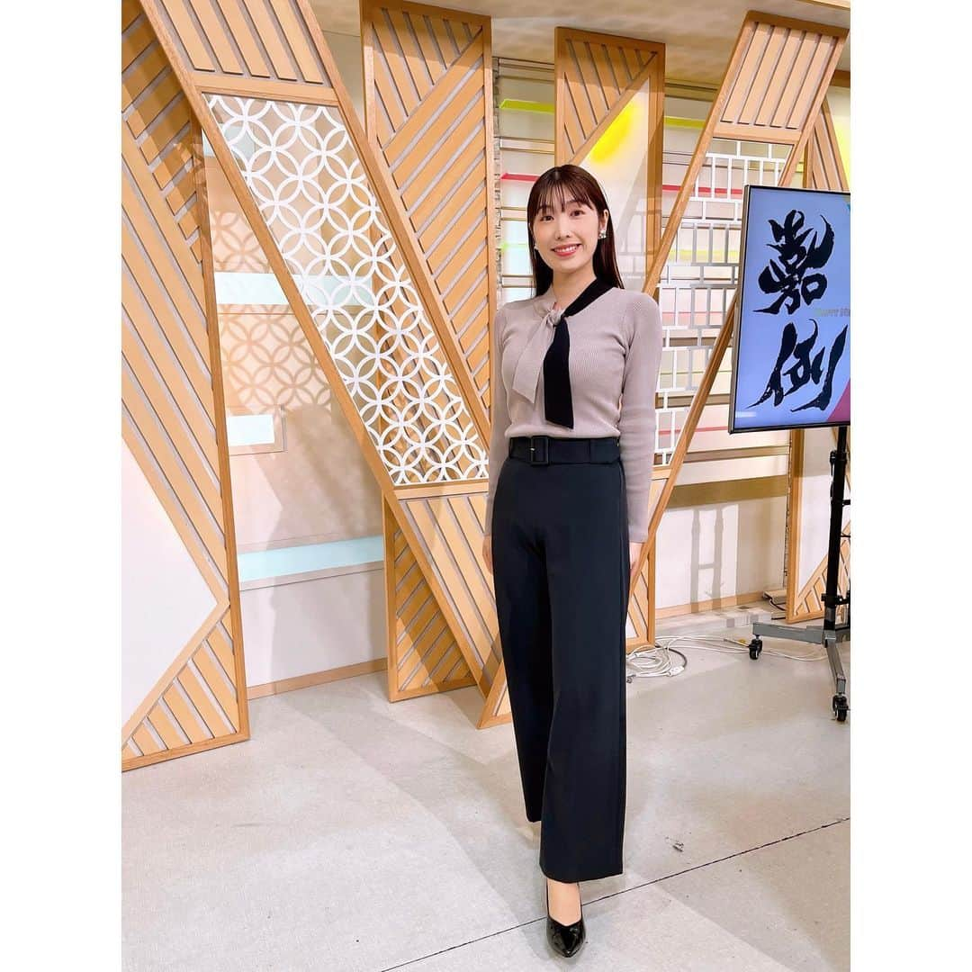 小林美沙希さんのインスタグラム写真 - (小林美沙希Instagram)「． 金曜日の衣装は 全身コーディネート🌟 ． ニットと細身のパンツで すっきり大人スタイルです💓 . どんなポーズをとればいいか 分からなくなった挙句に 謎の動きをしています… ． #沖縄#Okinawa #沖縄テレビ#ニュース #アナウンサー #小林美沙希 #アナウンサーコーデ #アナウンサー衣装#衣装  #ファッション#fashion #パンツコーデ #ニットコーデ」9月29日 21時04分 - otv_kobamisa