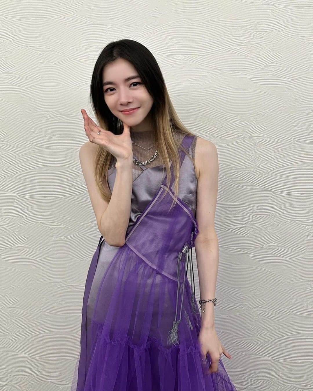 miletのインスタグラム：「#Mステ 「Living My Life」と新曲「Anytime Anywhere」2曲歌わせていただきました！お客さんも目の前にいて、心があたたかくて幸せでした。 「Anytime Anywhere」は本日より配信スタートです。ぜひ聴いてください！ #milet #milet_AnytimeAnywhere 🍃 #milet_LivingMyLife 🪩」