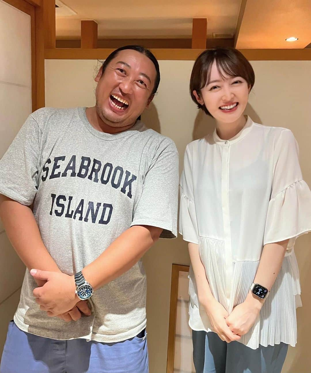 松田愛里さんのインスタグラム写真 - (松田愛里Instagram)「ロバート秋山さんが西日本放送に📺！！  今日のevery.フライデーでもお伝えしましたが、 特別番組が放送されます♪  ＊＊＊＊＊＊＊＊＊＊＊＊ 西日本放送 開局70周年記念特番 発見！推しごと図鑑👀 10/1（日）16時30分〜  地域の未来につなげるため 岡山・香川が全国に誇る‟推しごと人”をご紹介💡 推しごと研究家の#ジョブアキヤマ 氏がファイリング📖 ＊＊＊＊＊＊＊＊＊＊＊＊  番宣を見るだけで、すでに爆笑した私です。 石井アナとのコンビネーションも楽しみ💡 ファンとして絶対見ます！！  ※私は出演していません ※ただただ秋山さんの大ファン ※ただ会いたくて 📷撮影 : 石井奏美 @ishii_kanami   一緒に あの版画のポーズをしてくださいました😭♡  #ロバート秋山 さん #私の推し #西日本放送 #岡山 #香川」9月29日 21時15分 - matsuda_airi_