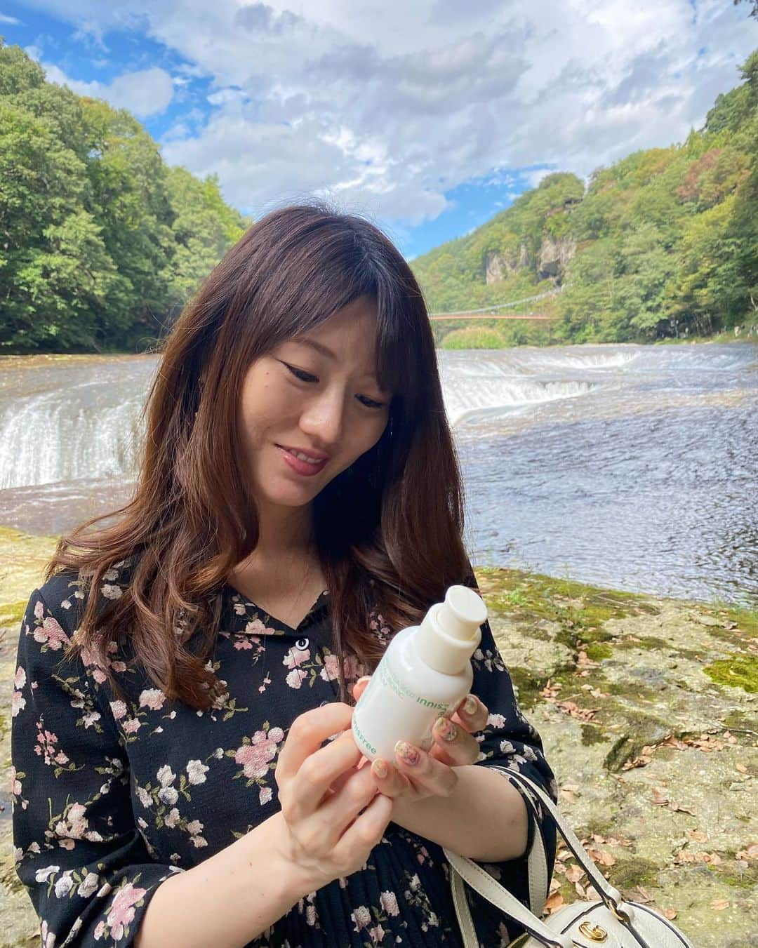 にゃんさんゴルフのインスタグラム：「innisfreeのNo.1*1の美容液がリニューアルしたよ✨  保湿成分チャ葉エキスとナノカプセルヒアルロン酸*2が従来品より素早く*3潤いを角層まで届けてくれる🥣  猫さらっとしたテクスチャーで使いやすい🕊️  撮影場所は群馬の吹割の滝だよ🙆‍♀️ 東洋のナイアガラと言われてるみたい🤣  7/1から全国直営店、公式オンラインショップ、Qoo10、楽天市場店、Amazon@cosme SHOPPINGで販売中🛒✨  *1 韓国イニスフリー美容液カテゴリー販売金額(2021年売上) *2 ヒアルロン酸Ｎａ、ヒアルロン酸、ヒアルロン酸クロスポリマーNa、加水分解ヒアルロン酸、アセチルヒアルロン酸Na  *3 従来品と比較  #PR#イニスフリー #グリーンティーシードヒアルロンセラム #ヒアルロン酸 #innifriends#吹割の滝#東洋のナイアガラ」