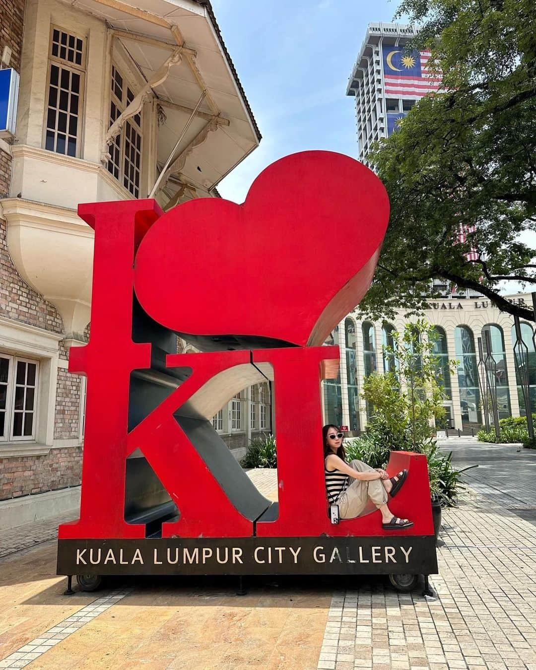 大野真昂のインスタグラム：「Day 2.📍Kuala Lumpur  観光スポット巡り~☁️🇲🇾  お土産にBeryl'sのチョコレート爆買い🥰  上下で3000円くらいのお洋服たちは マレーシアで購入したっ🫣🤎  lunch  @ Marco Polo🇨🇳 dinner  @ Passage Thru India🇮🇳  #マレーシア #マレーシア旅行 #クアラルンプール #東南アジア #マラッカ #海外旅行 #家族旅行 #夏休み #malaysia #kualalumpur」