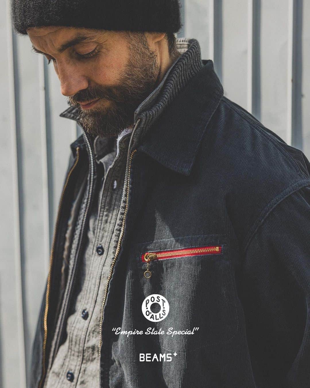 のインスタグラム：「... POST O'ALLS × BEAMS PLUS 9.30（Sat.）Release  The "Chicago Jacket", a special order with "POST O'ALLLS" and "BEAMS PLUS", gained popularity in the fall/winter 2022 season. This season, the story of the previous season is retained, but this time a corduroy material is used for the zip jacket. The lining is made of polyester taffeta material, which provides heat retention and layers that are typical of the brand. The red color of the zip tape is eye-catching in charcoal gray, while the indigo blue gives the jacket an elegant yet masculine look.  Please enjoy this special-order item updated with fall/winter-inspired materials and the brand's signature fine detailing.  ------------------------------ . 2022秋冬シーズン、人気を博した〈POST O'ALLS〉と〈BEAMS PLUS〉との別注『Chicago Jacket』。 今シーズンは、前回のストーリーは踏襲しつつも、コーデュロイ素材を採用したジップジャケットをリリース。 裏地は、ポリエステルタフタ素材を採用し、保温性とブランドらしいレイヤードを考慮したアイテムに。 ジップテープのレッドカラーが目を惹くチャコールグレーと上品な中にも男らしさを醸し出すインディゴブルーの2色を展開。  秋冬らしい素材とブランドの特徴でもある細かなディティール使いでアップデートした本別注をぜひお楽しみください。 . @postoalls @beams_official @beams_plus @beams_plus_harajuku @beams_plus_yurakucho #postoalls #beams #beamsplus」