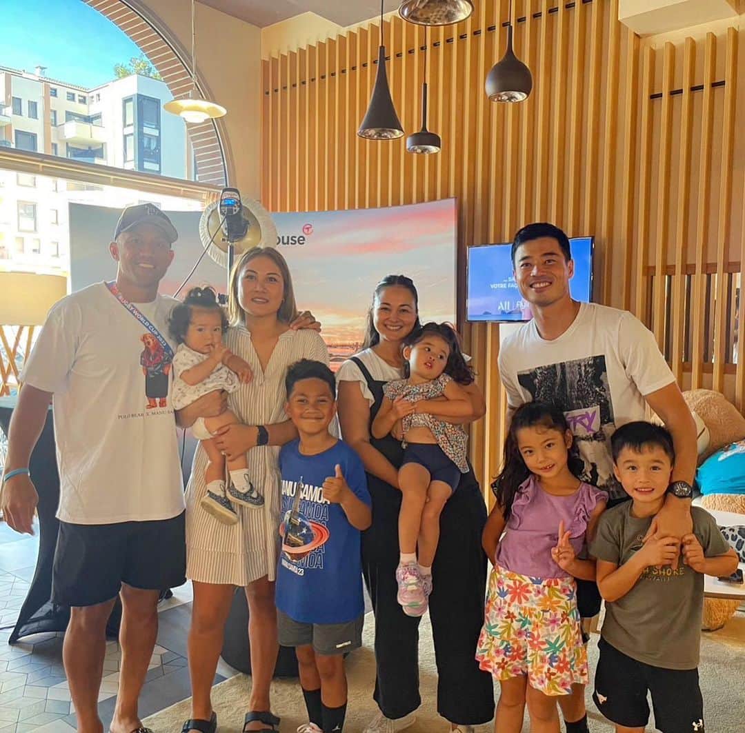 エリナ シルカのインスタグラム：「Reunited in Toulouse!! So happy to see you guys again 🫶 試合前の午前中にお友達に会いに(^^) 実はサモア代表のクリスチャンは前山田ディーと同じチームに所属していて、子供達もみんな一緒に幼稚園に通っていた仲間。まさのフランスで再会するとは思わなくてあえて本当にうれしかったー！奥様は当時るーちゃんをいつも寝かしつけてくれてた救世主😇また次回は世界のどこで会えるかな？🥹🥰🥰」
