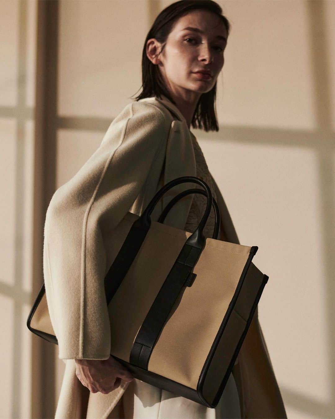 ロペのインスタグラム：「【ÉPOR BASIC COLLECTION 2023AW】 ⁡ 働く女性の通勤バッグを提案する 「ÉPOR(ロペ エポール)」。 第一印象を、ととのった女性に。 デザイン性と多機能で叶えるエレガントな 通勤バッグを豊富に揃えます。 ⁡ J'aDoRe JUN ONLINEでご購入いただけます。 ⁡ ⁡ ⁡ #fashion #Ybag #Wbag #Ree #CONFORT #PacSac #通勤バッグ #ÉPOR #ロペエポール  #美しさととのう  #ととのう #ロペ #ROPÉ #ropejp」