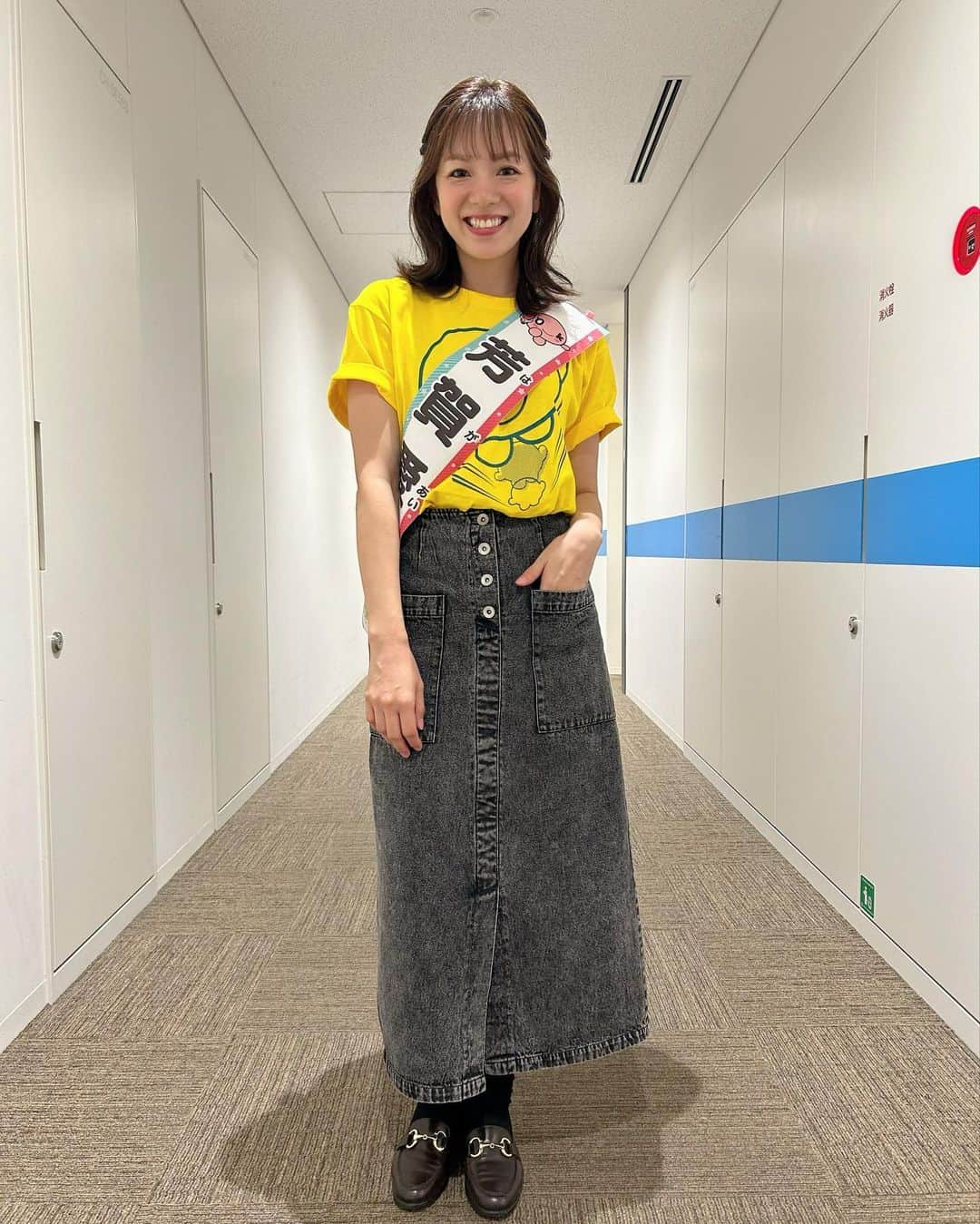 芳賀愛華のインスタグラム：「. 衣装で着用したケミカルデニムのスカートは @eglly.official ❤️❤  色味と大きなポケットが可愛い☺️ 前スリットなので動きやすかったです☺️  #デニムスカート#ケミカル#コーディネート#スタート」